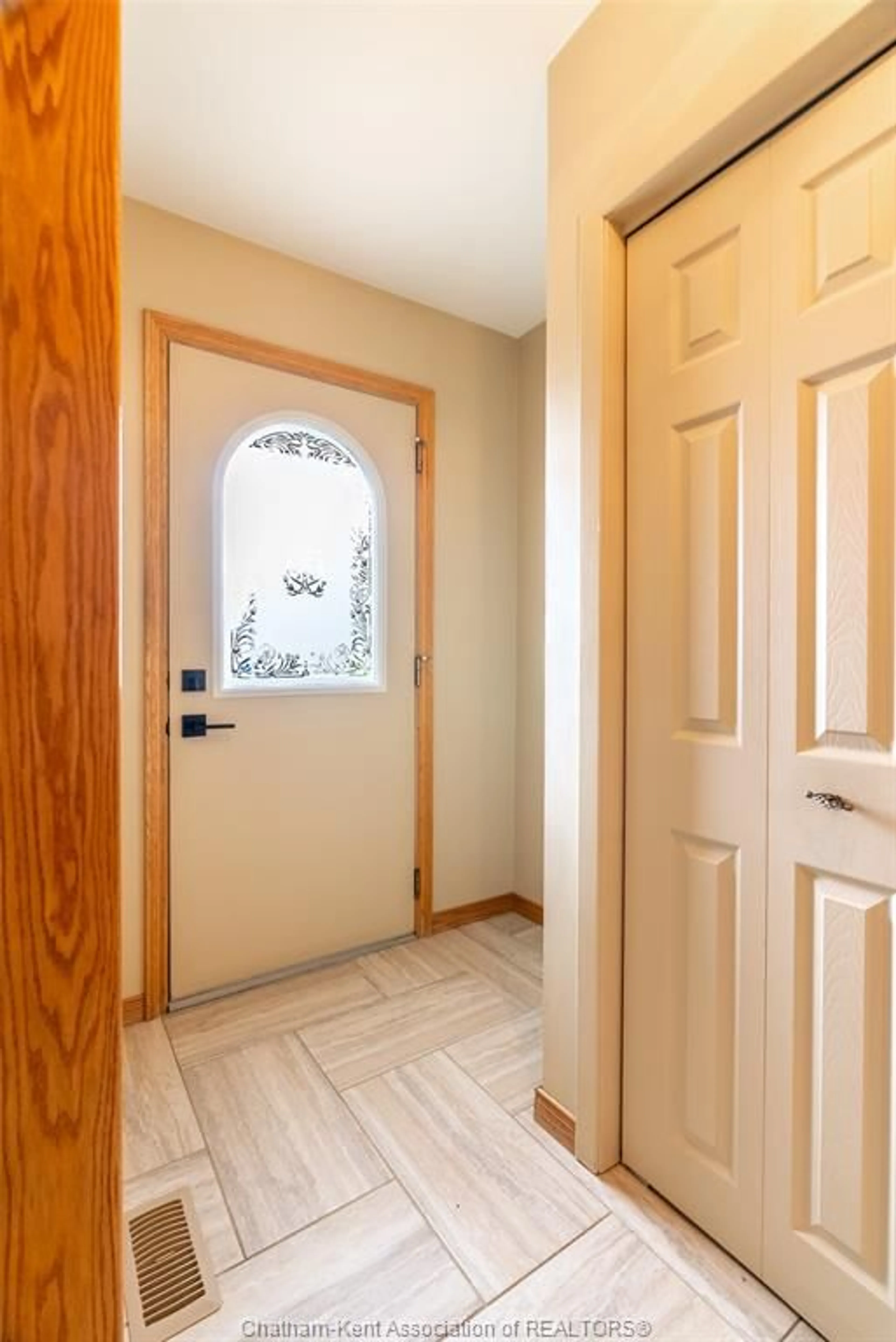 Indoor entryway for 17 Baldoon Rd, Chatham Ontario N7L 1C9