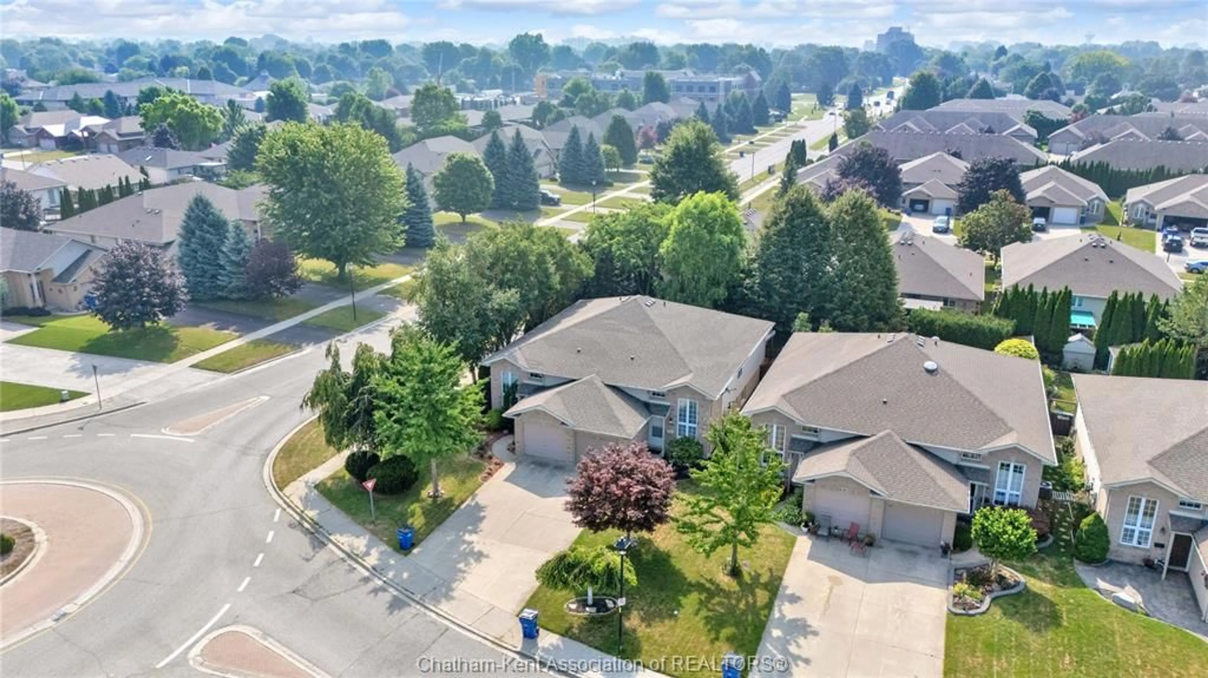 A pic from outside/outdoor area/front of a property/back of a property/a pic from drone, street for 4 DALE Dr, Chatham Ontario N7L 5R4