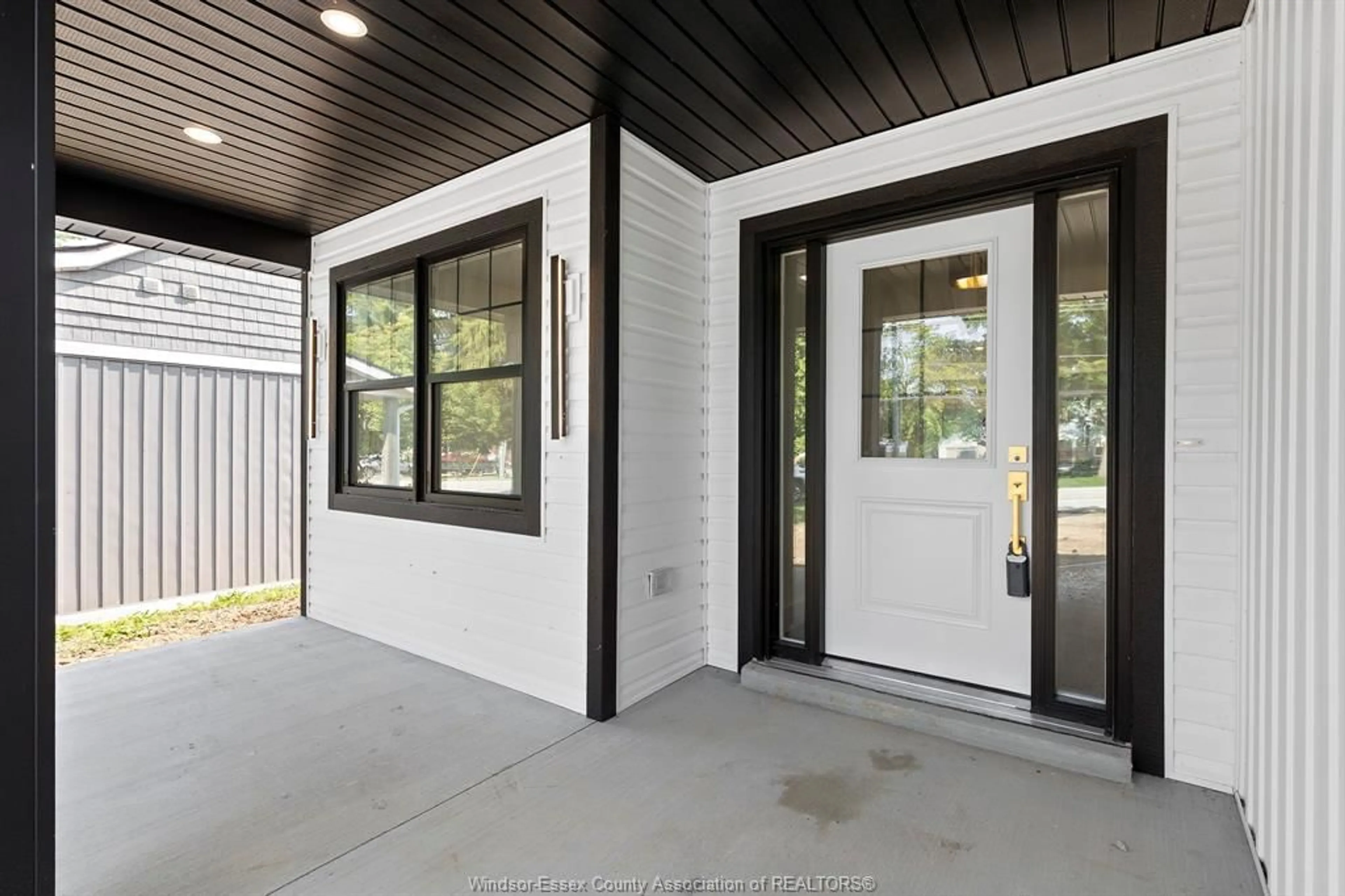 Indoor entryway for 256 EAST PUCE Rd, Lakeshore Ontario N8L 0C4
