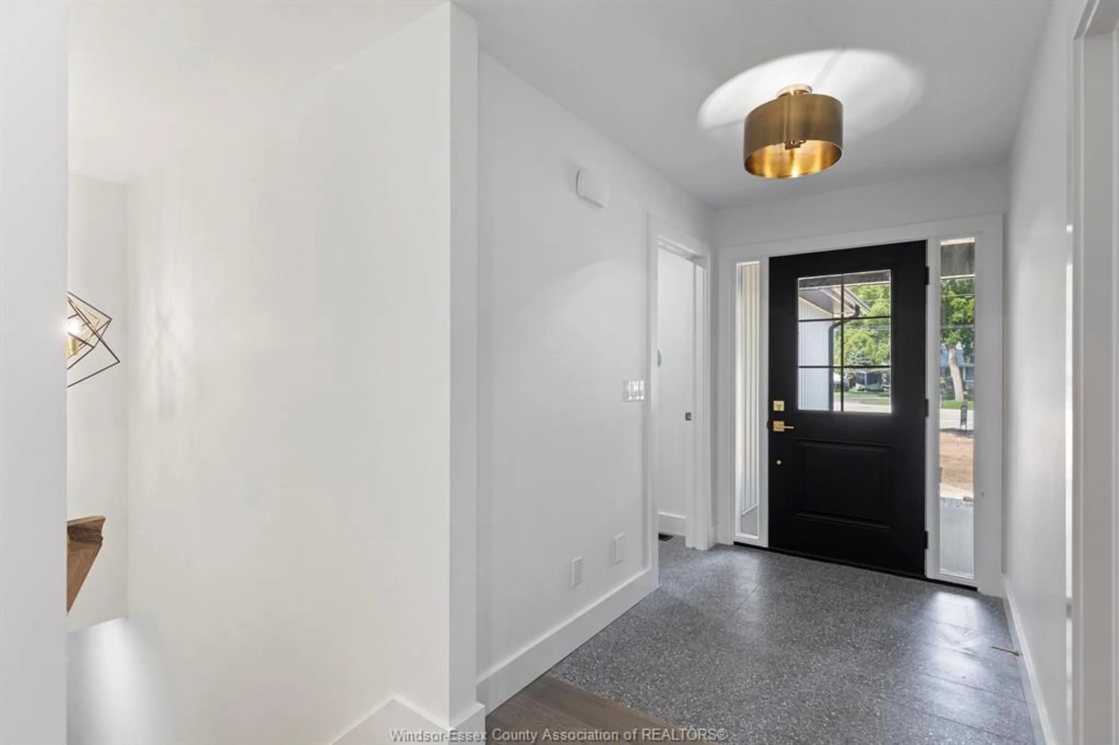 Indoor entryway for 256 EAST PUCE Rd, Lakeshore Ontario N8L 0C4