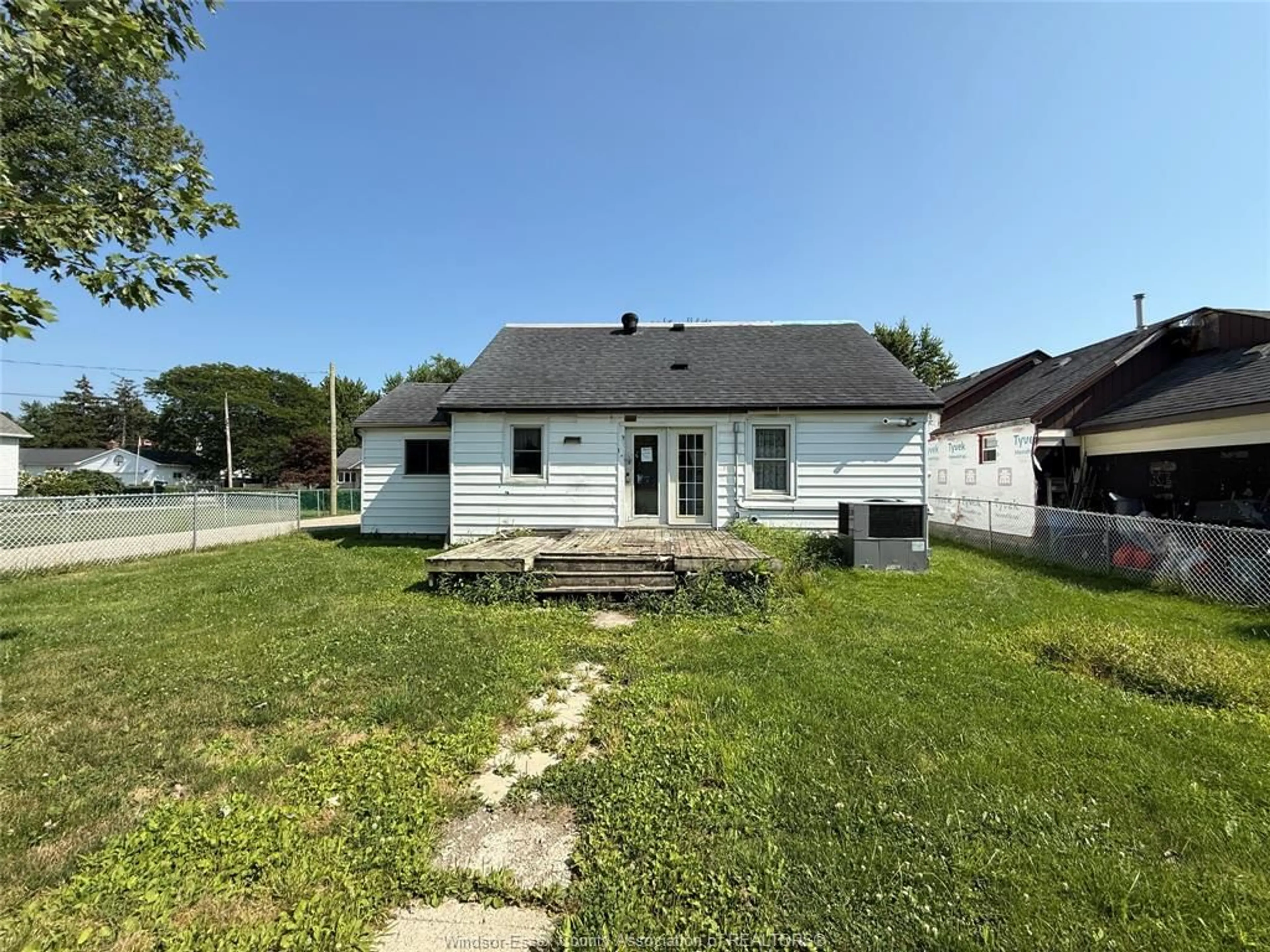 A pic from outside/outdoor area/front of a property/back of a property/a pic from drone, street for 91 ILER Ave, Essex Ontario N8M 1T4
