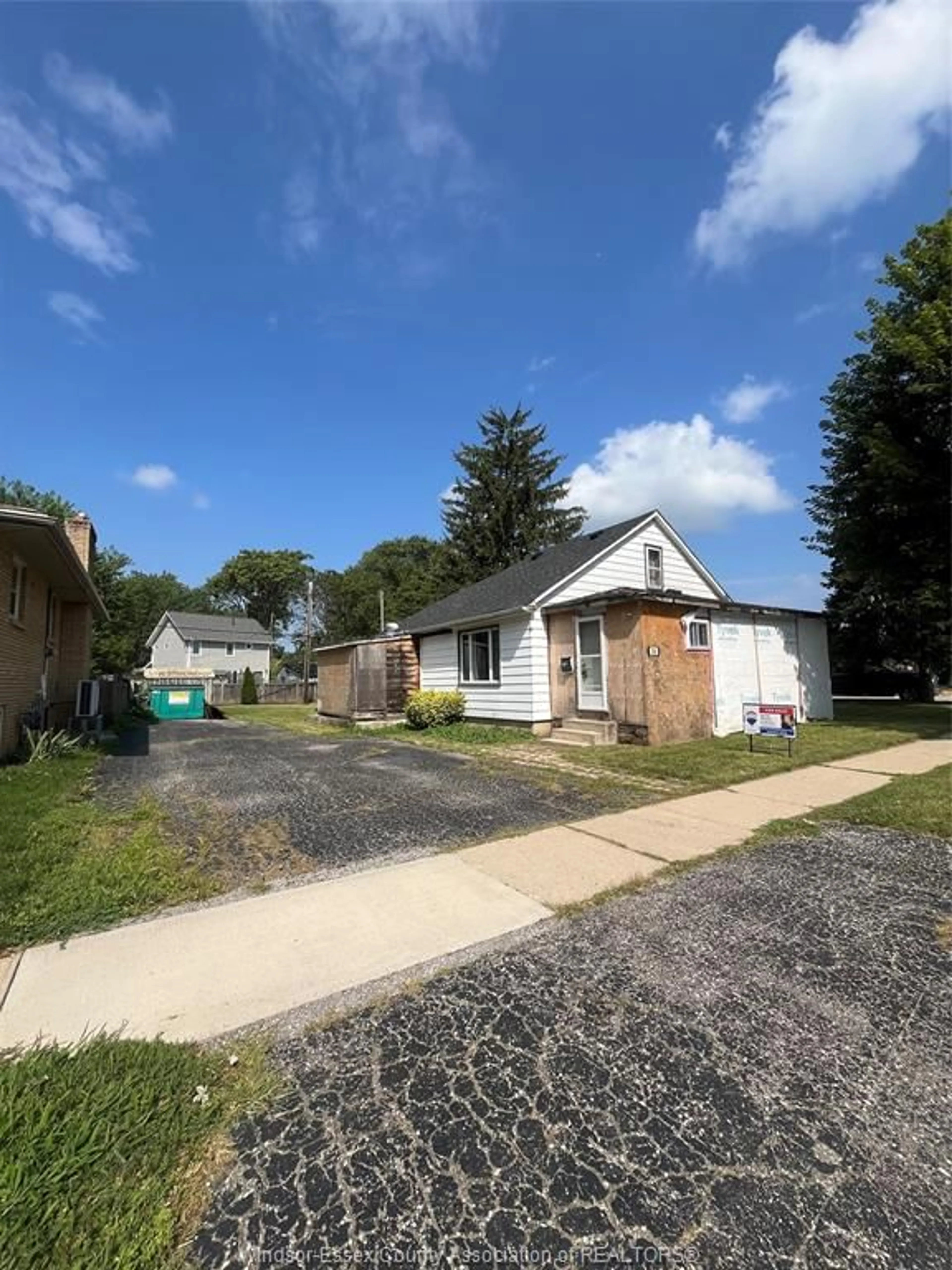 A pic from outside/outdoor area/front of a property/back of a property/a pic from drone, street for 288 BROCK, Amherstburg Ontario N9V 2H6