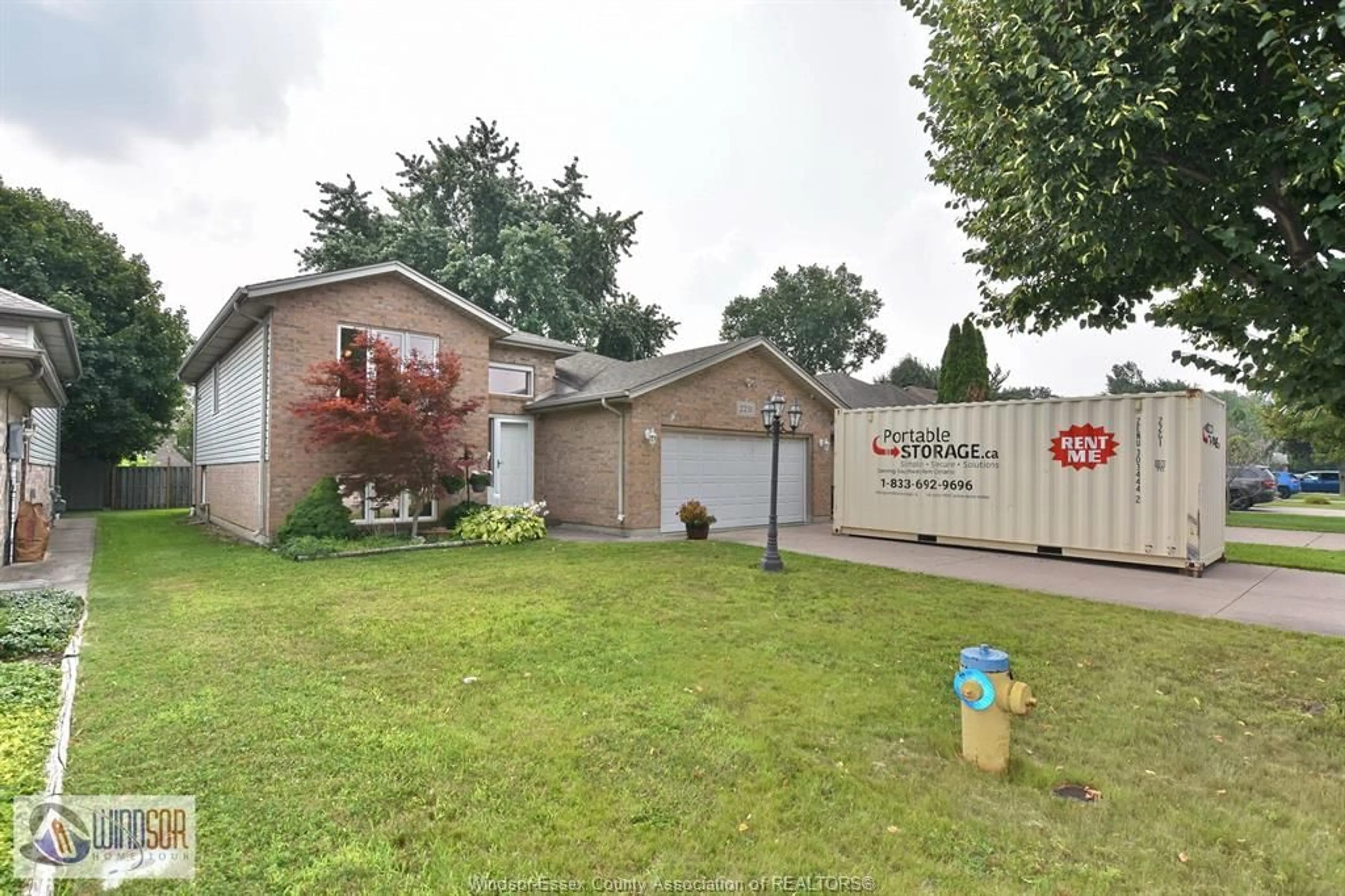 A pic from outside/outdoor area/front of a property/back of a property/a pic from drone, street for 2251 CALIFORNIA, Windsor Ontario N9B 3V5