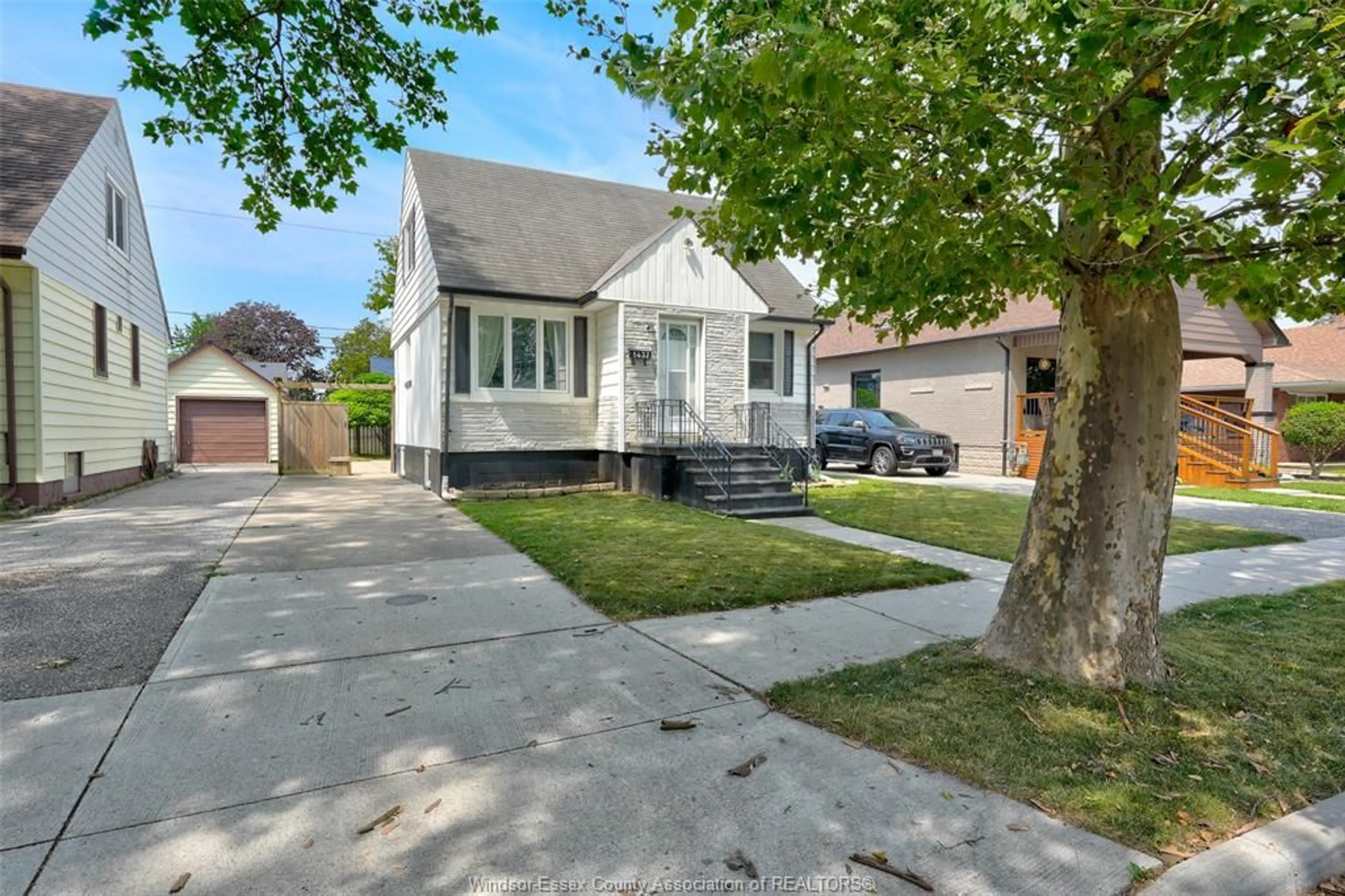 A pic from outside/outdoor area/front of a property/back of a property/a pic from drone, street for 1437 PILLETTE, Windsor Ontario N8Y 3C1