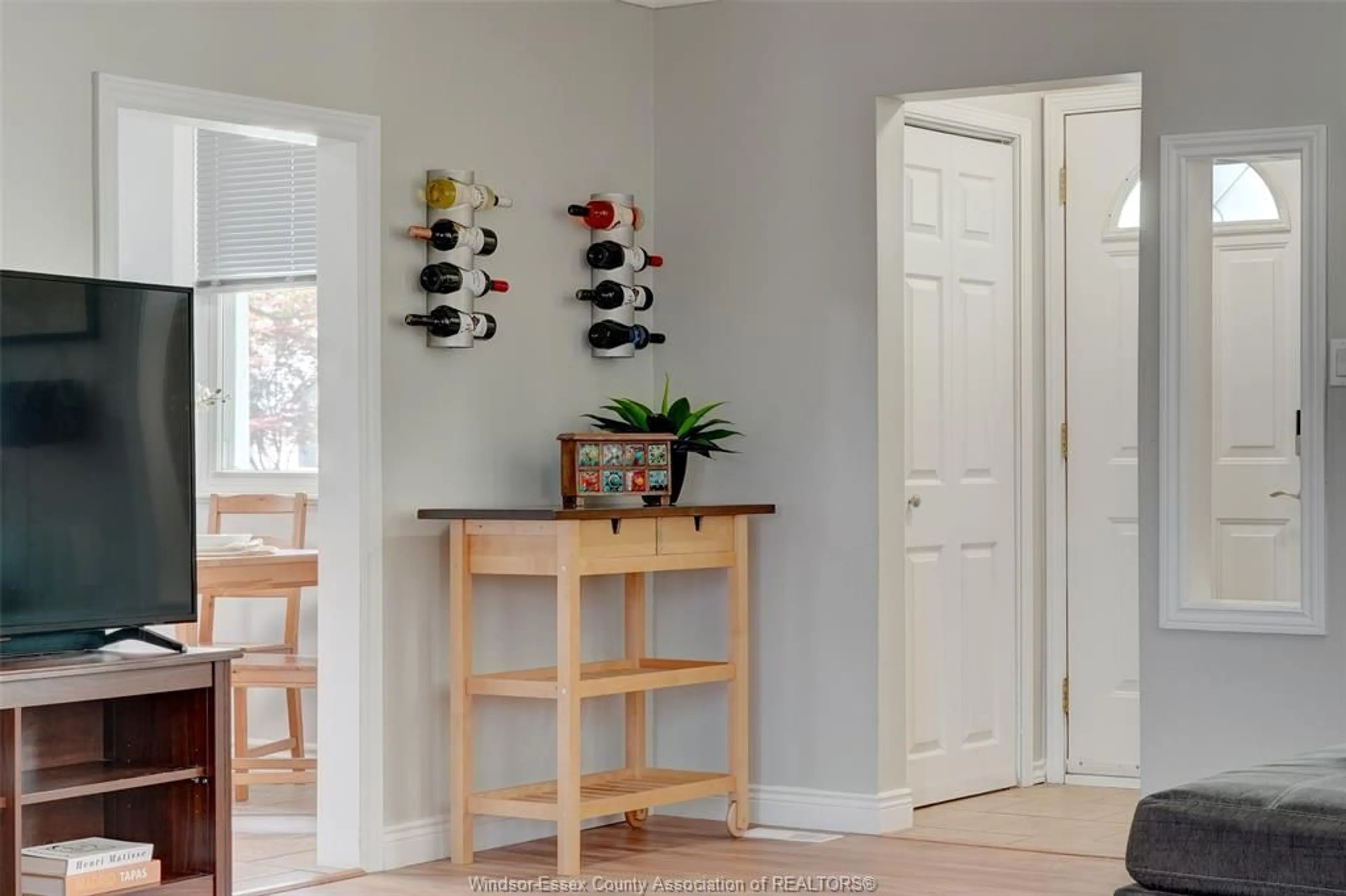 Indoor entryway for 1437 PILLETTE, Windsor Ontario N8Y 3C1
