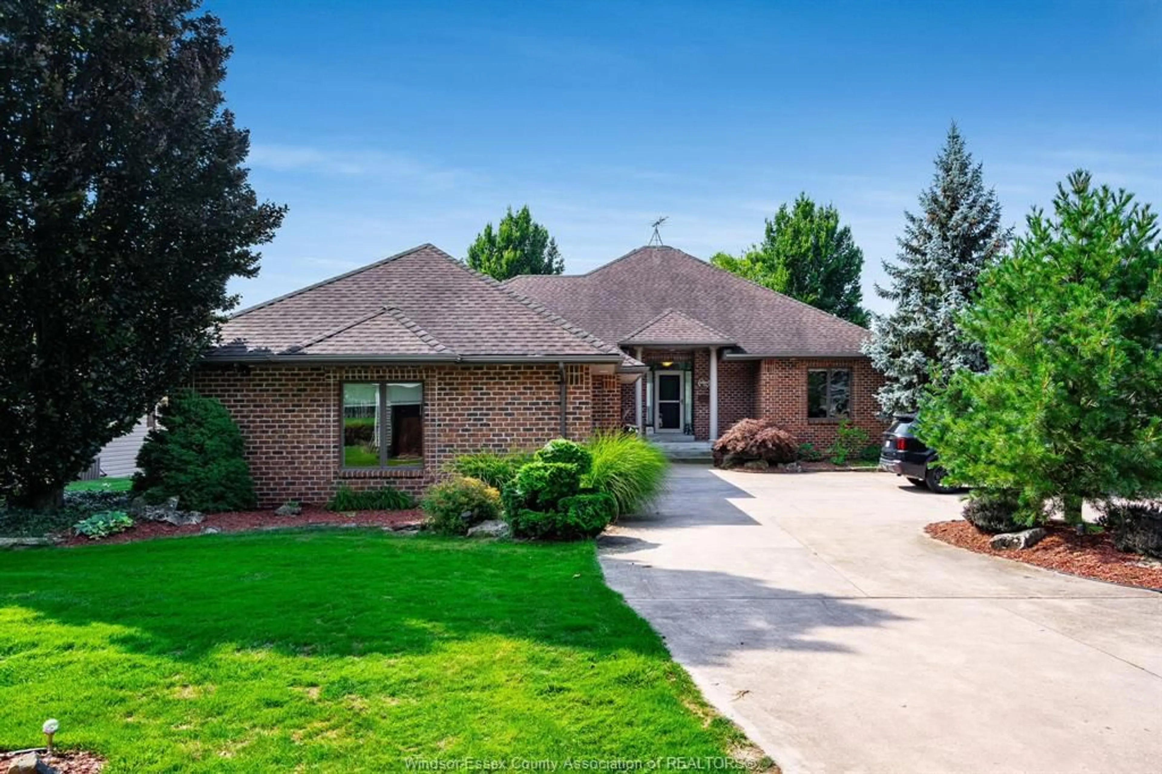 Home with brick exterior material, street for 501 Lake Dr, Kingsville Ontario N9Y 3S6