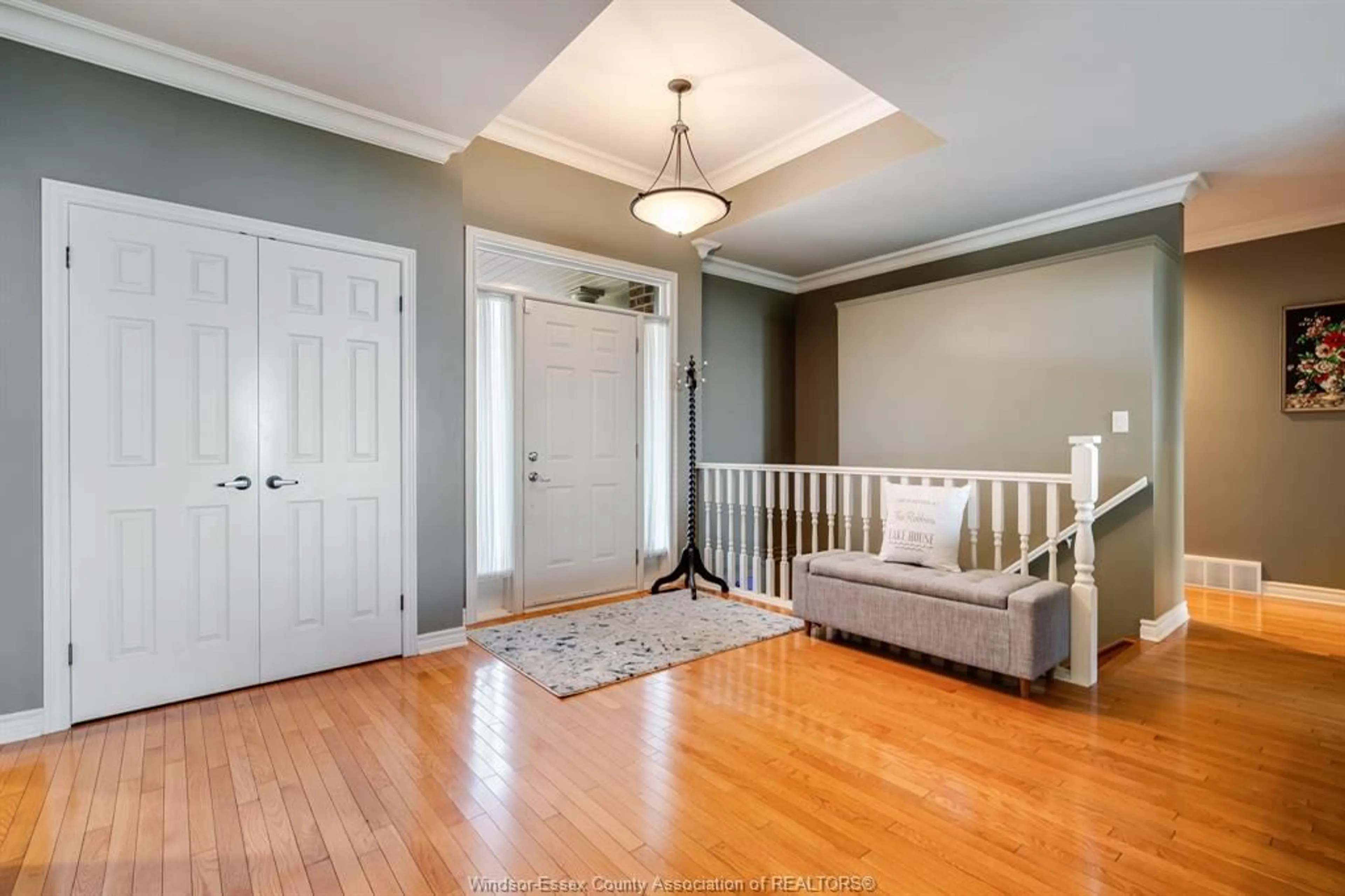 Indoor entryway for 501 Lake Dr, Kingsville Ontario N9Y 3S6