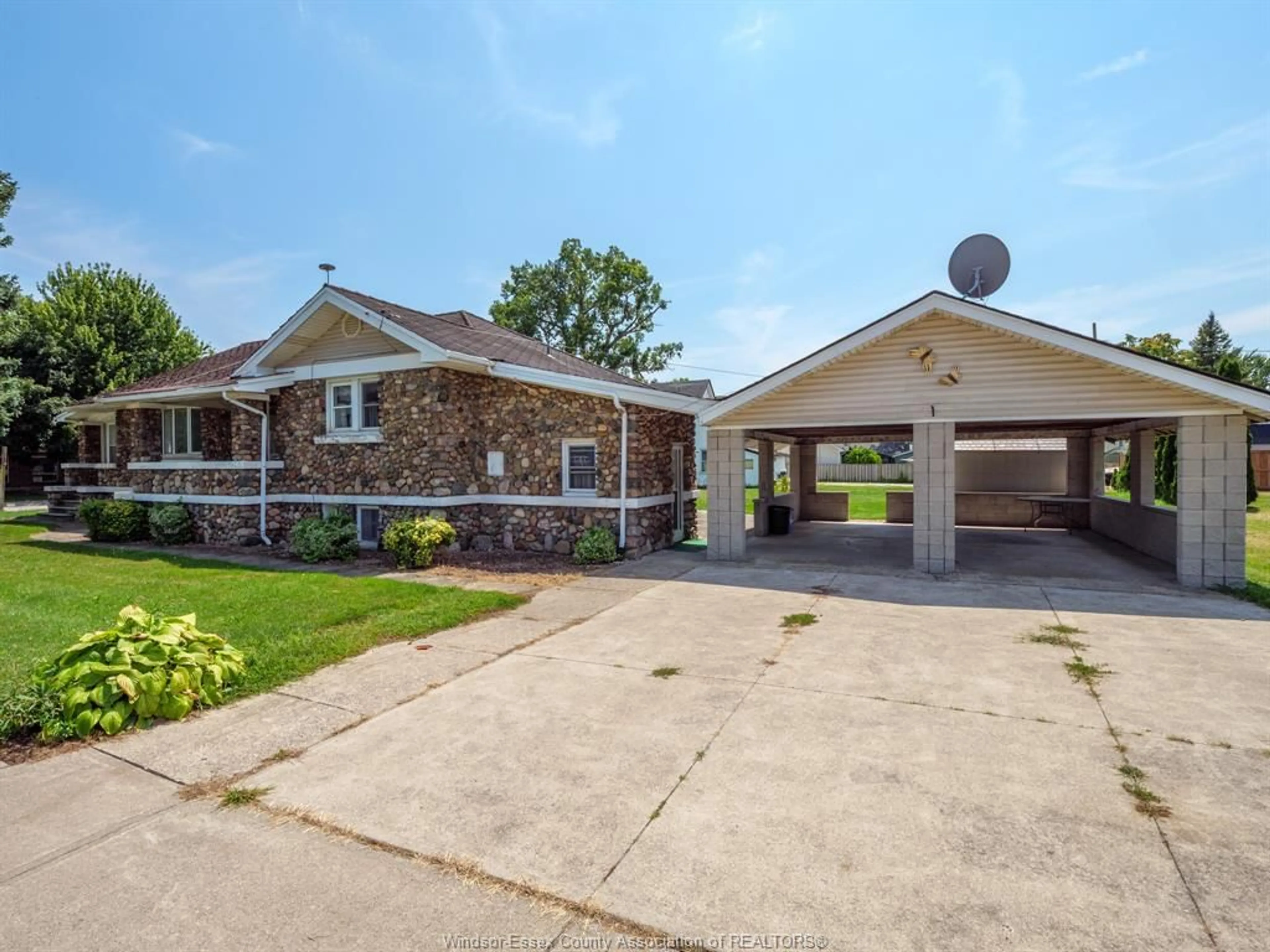 Home with brick exterior material, building for 235 Queen St, Harrow Ontario N0R 1G0