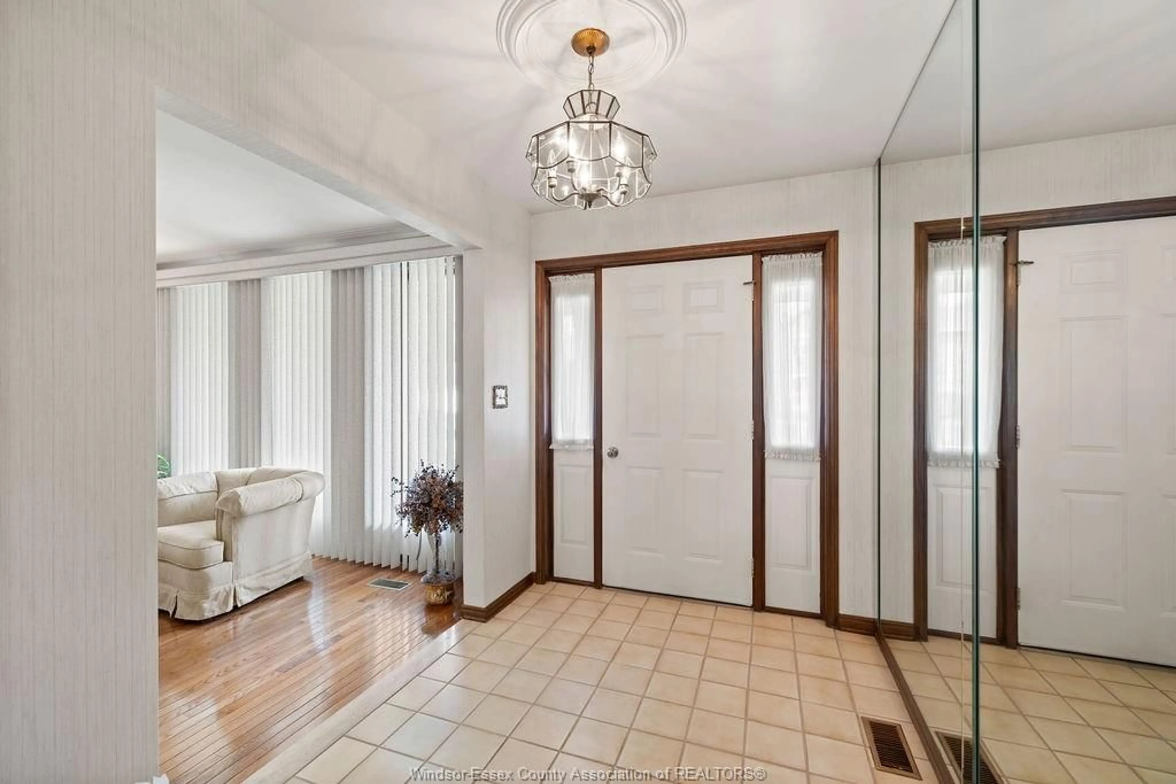 Indoor foyer for 2935 CALIFORNIA, Windsor Ontario N9E 4E6