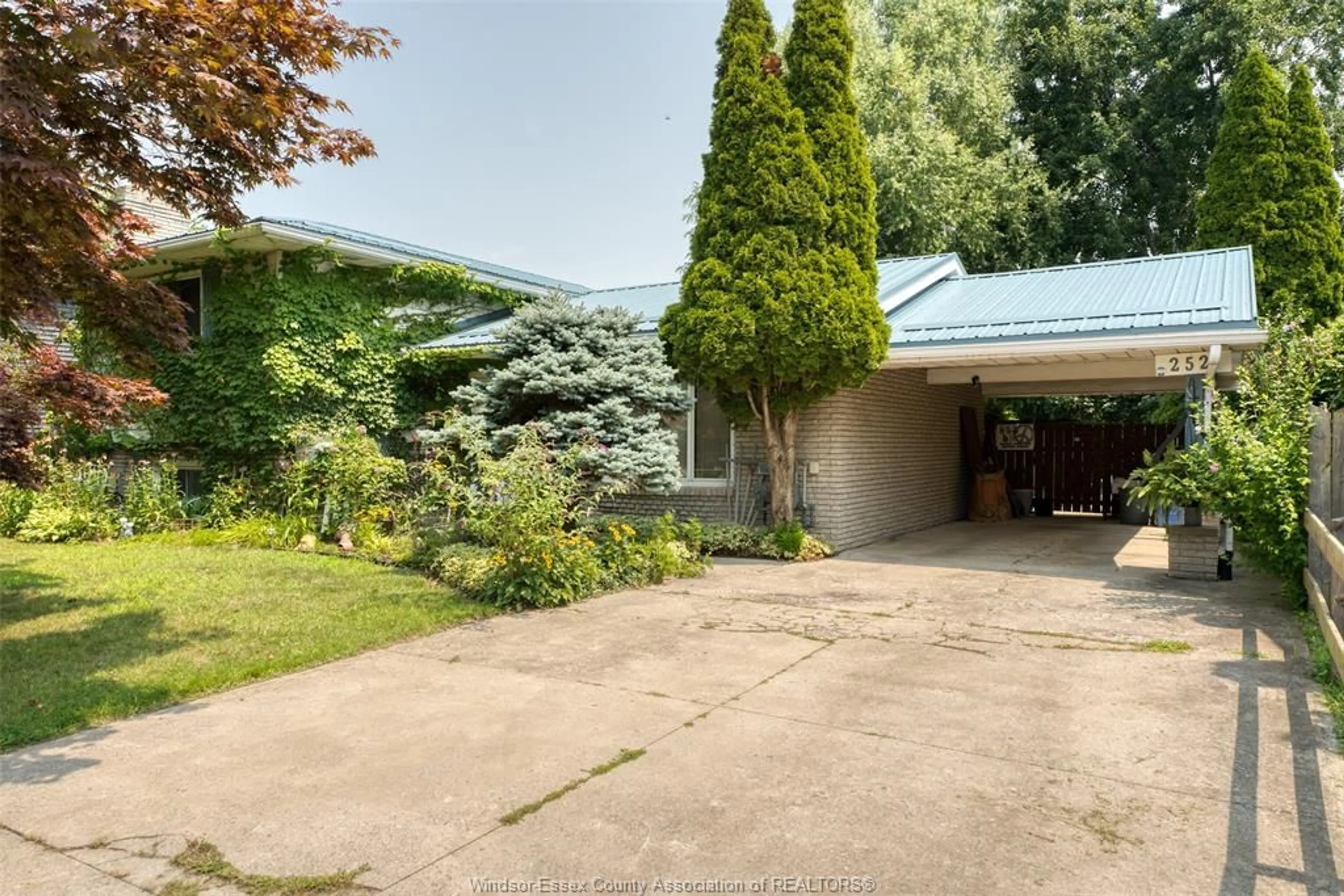 A pic from outside/outdoor area/front of a property/back of a property/a pic from drone, street for 252 ARTHUR, Harrow Ontario N0R 1G0