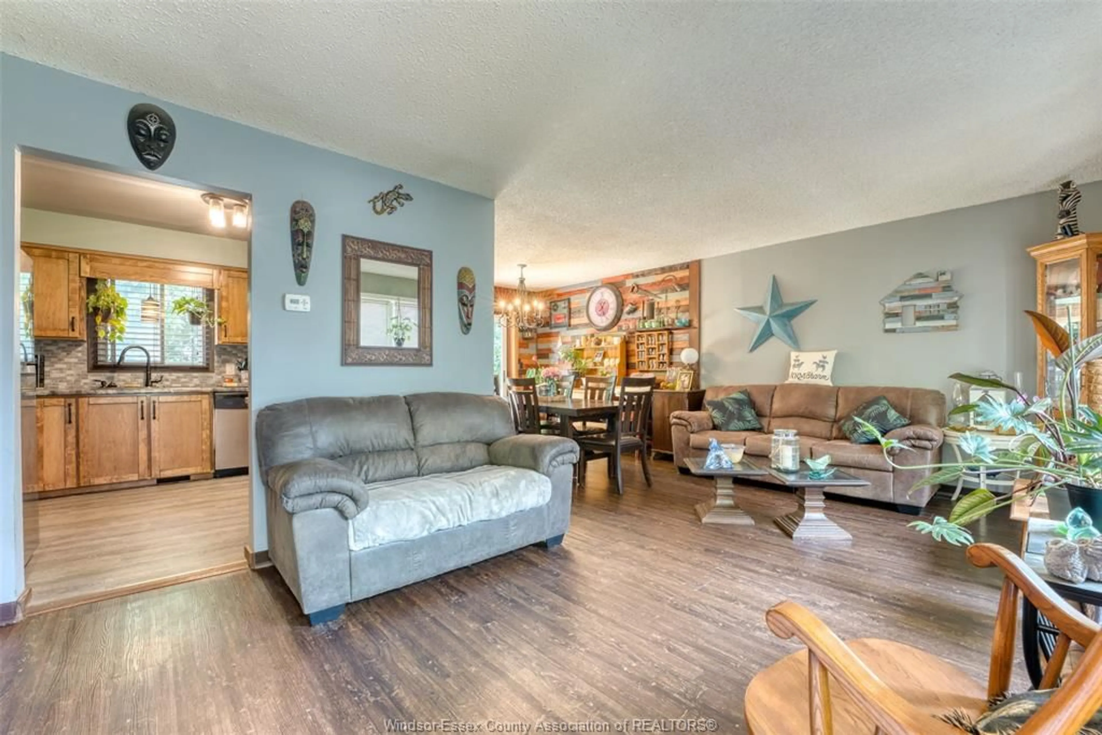 Living room with furniture, wood/laminate floor for 252 ARTHUR, Harrow Ontario N0R 1G0