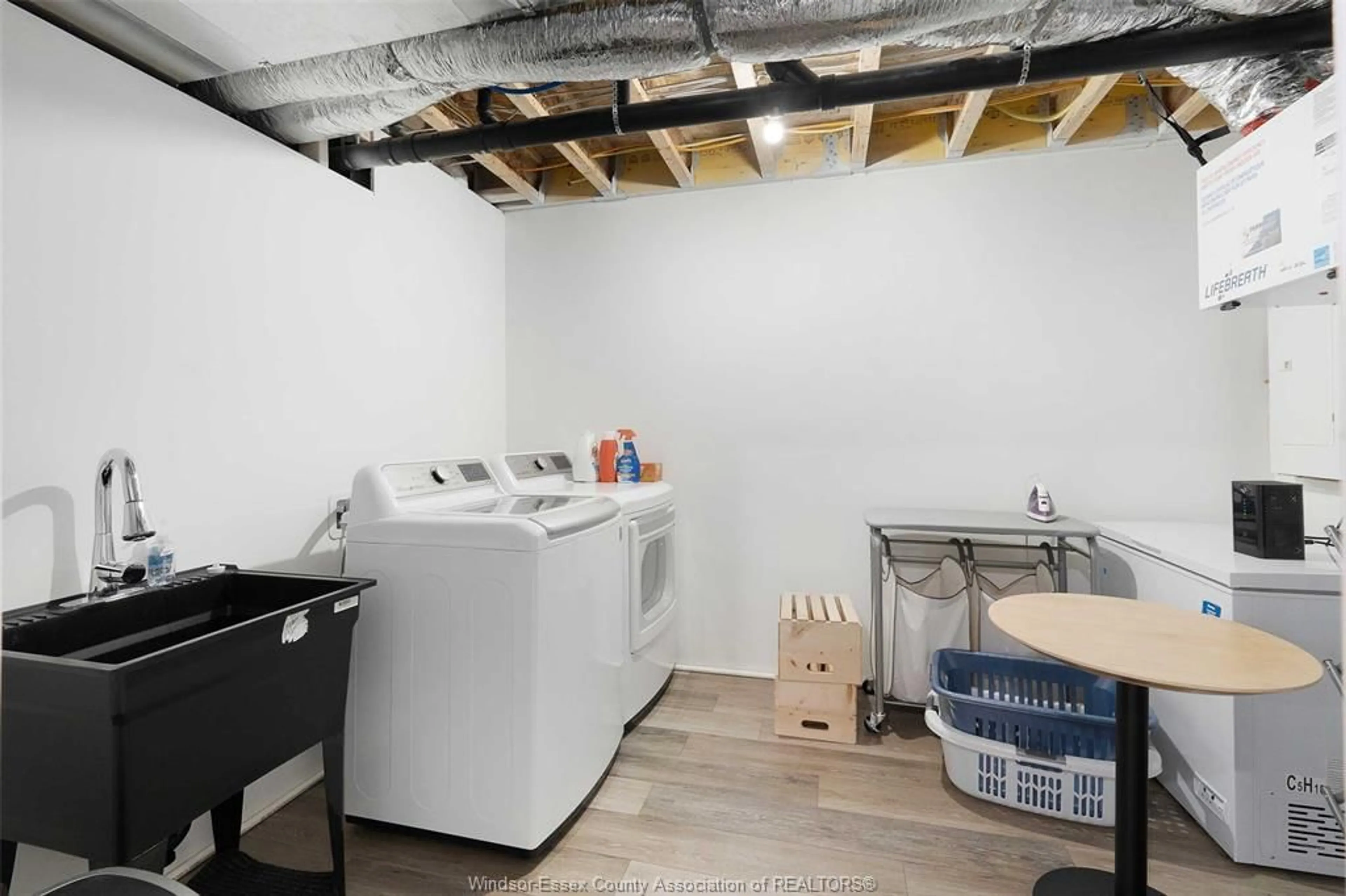 Laundry room for 275 GLASS Ave, Kingsville Ontario N9Y 1M1
