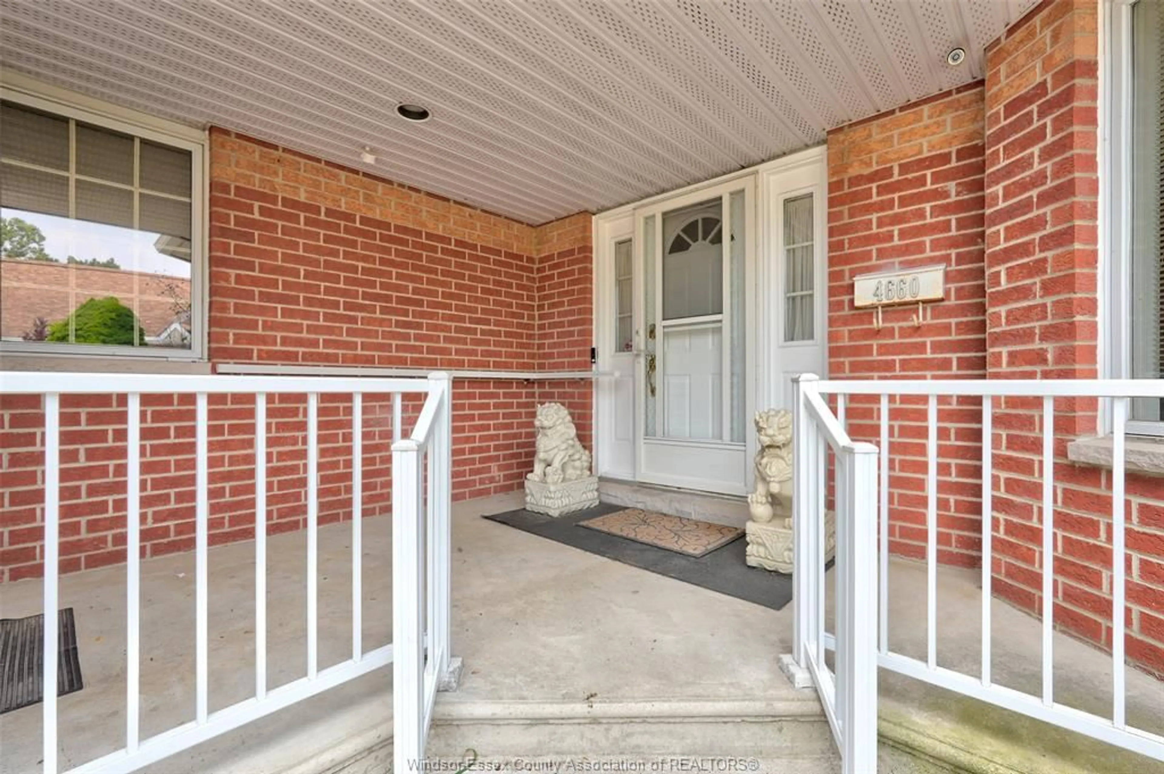 Indoor entryway for 4660 CRANSTON, Windsor Ontario N9G 2M8