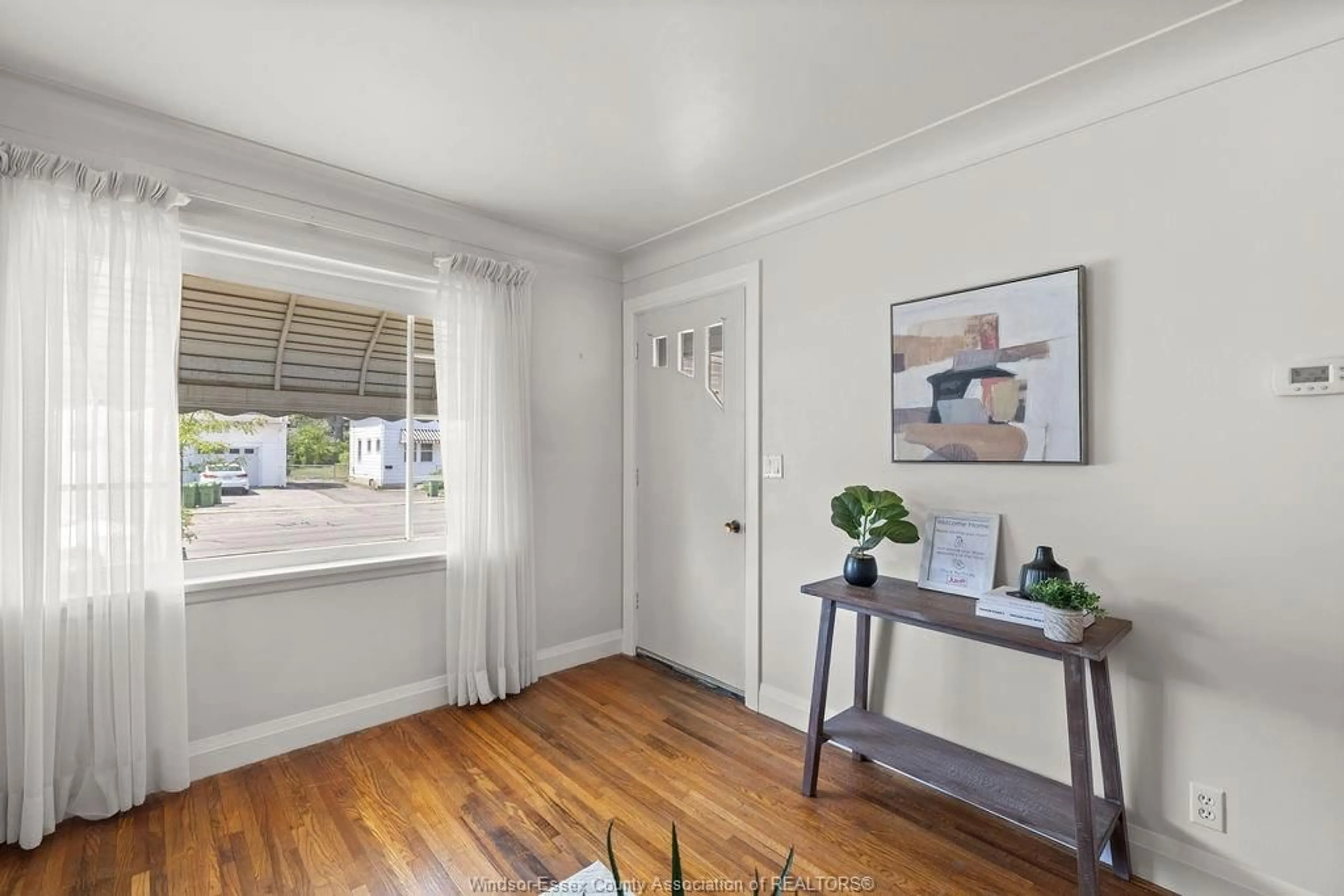 Indoor entryway for 1138 Jefferson Blvd, Windsor Ontario N8S 2R4
