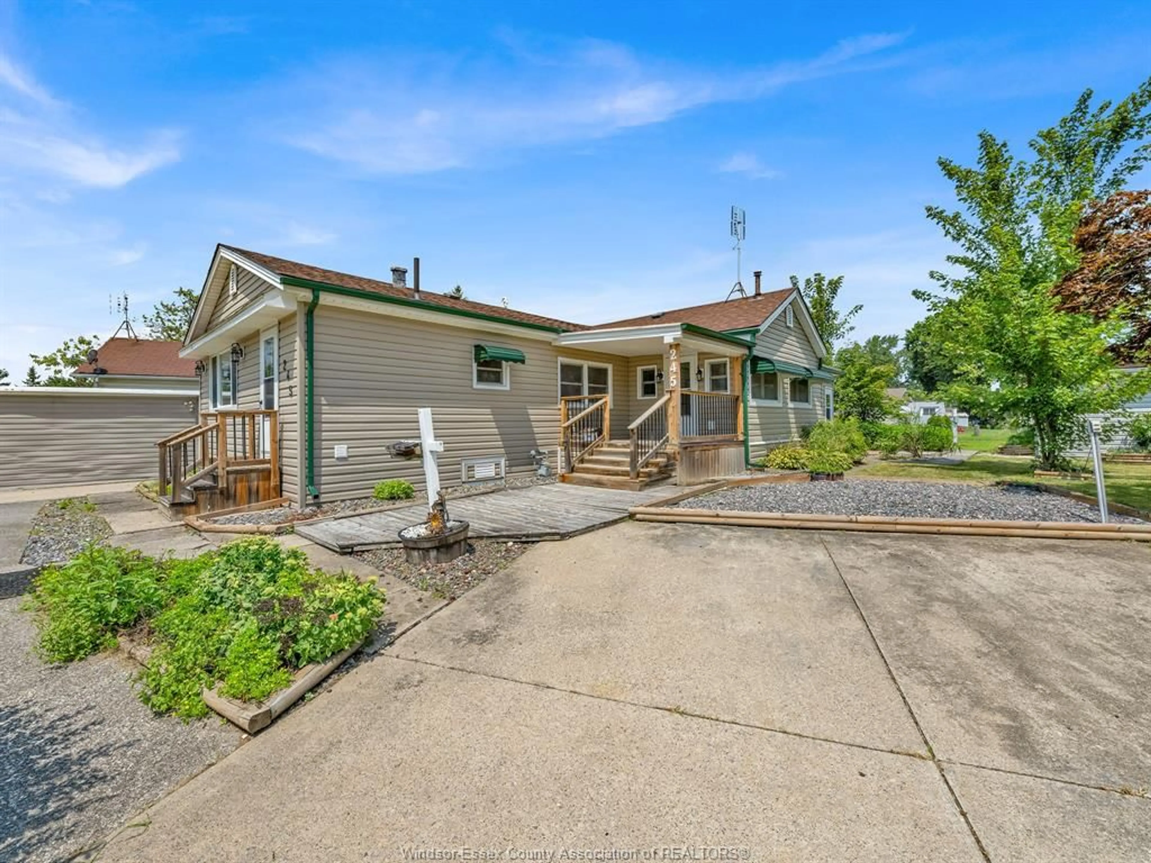 A pic from outside/outdoor area/front of a property/back of a property/a pic from drone, street for 245 BEVERLY, Essex Ontario N8M 2B4
