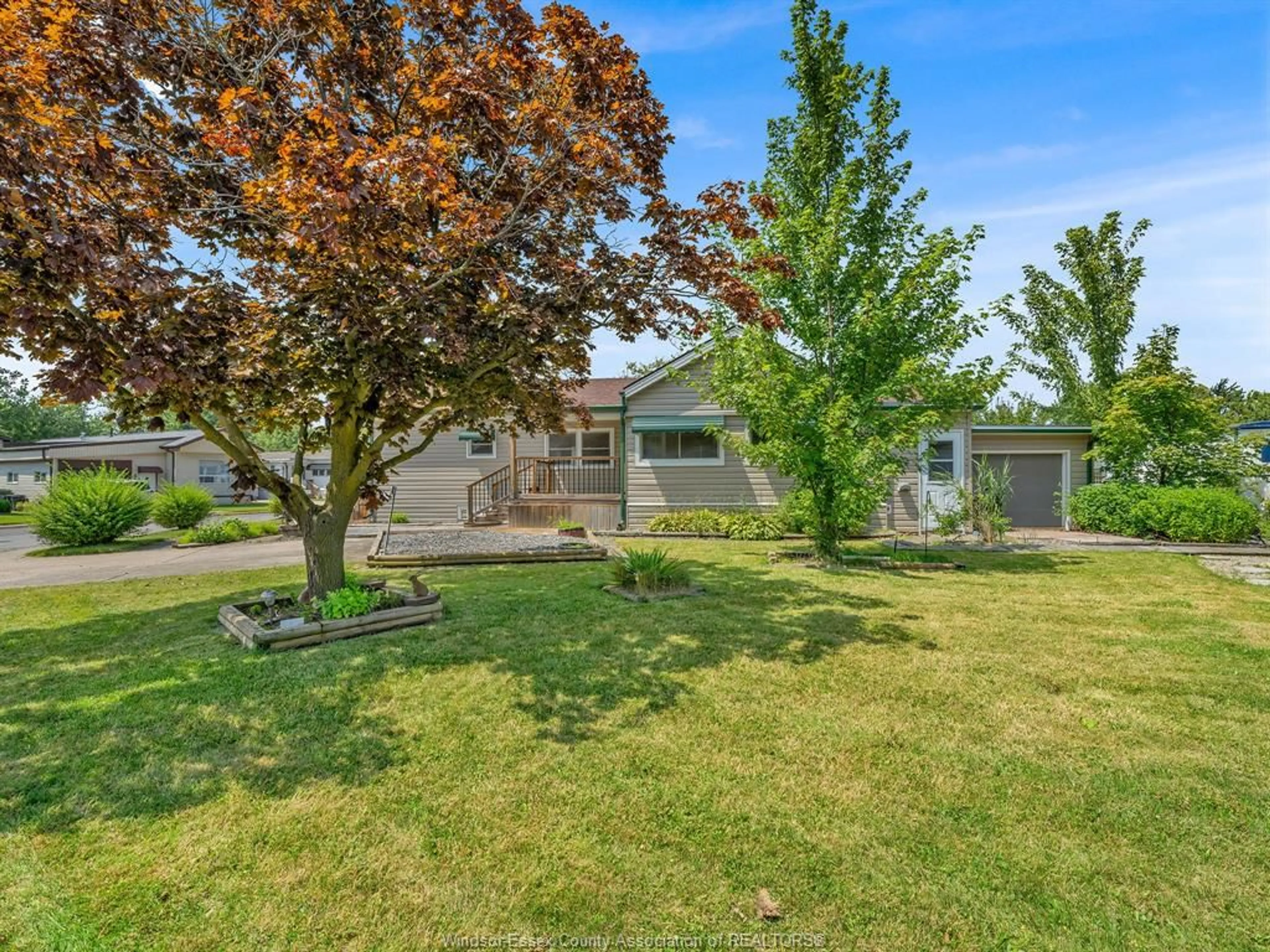 A pic from outside/outdoor area/front of a property/back of a property/a pic from drone, street for 245 BEVERLY, Essex Ontario N8M 2B4