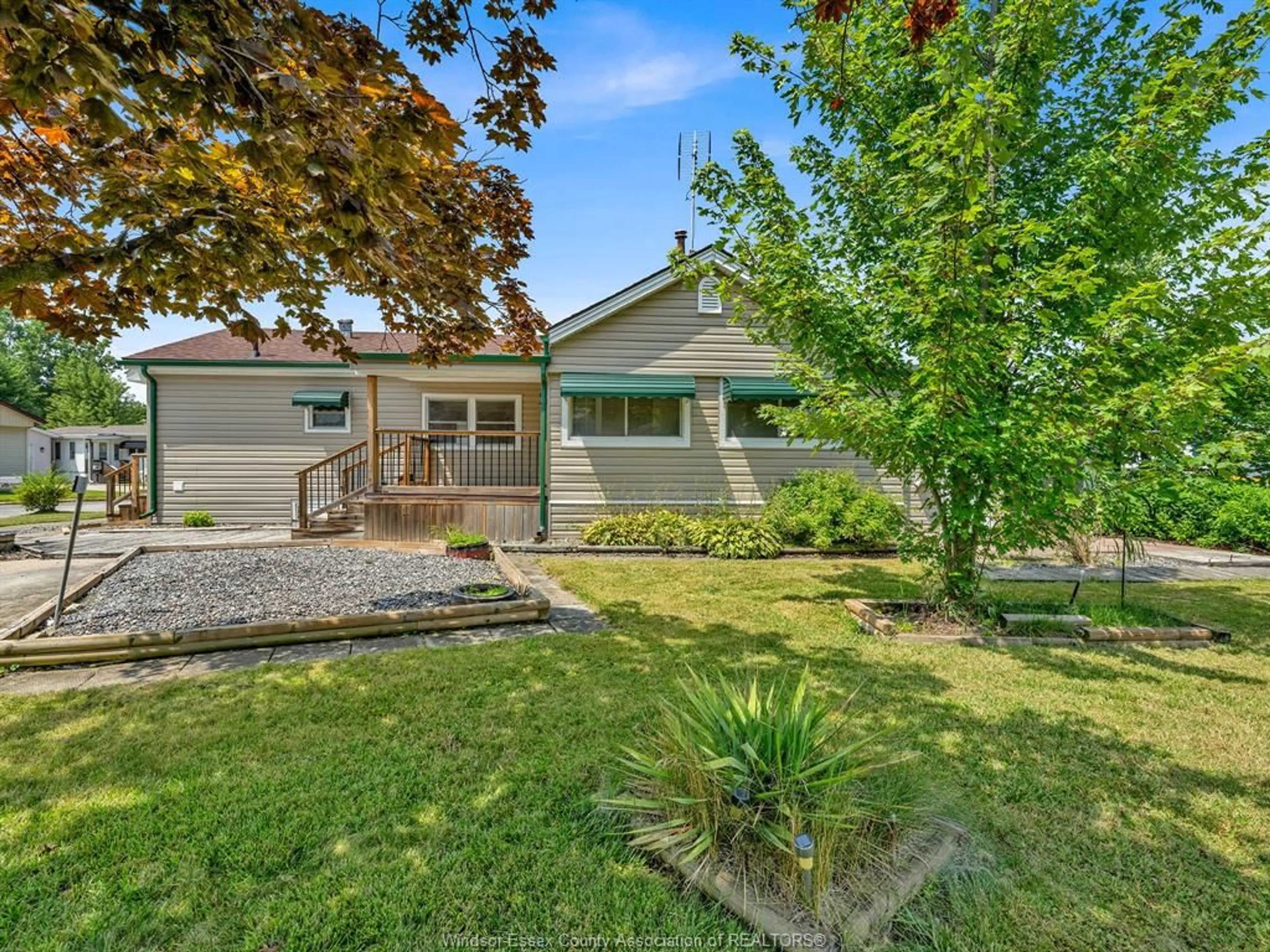A pic from outside/outdoor area/front of a property/back of a property/a pic from drone, street for 245 BEVERLY, Essex Ontario N8M 2B4