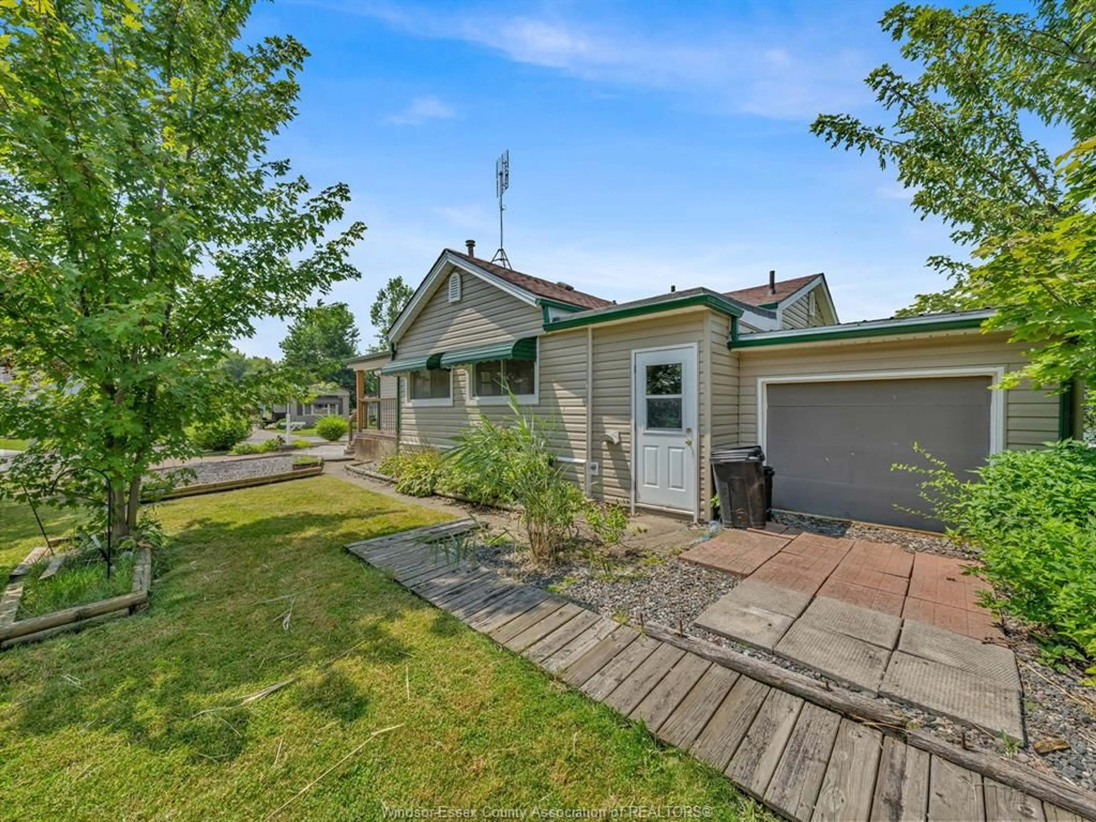 A pic from outside/outdoor area/front of a property/back of a property/a pic from drone, unknown for 245 BEVERLY, Essex Ontario N8M 2B4