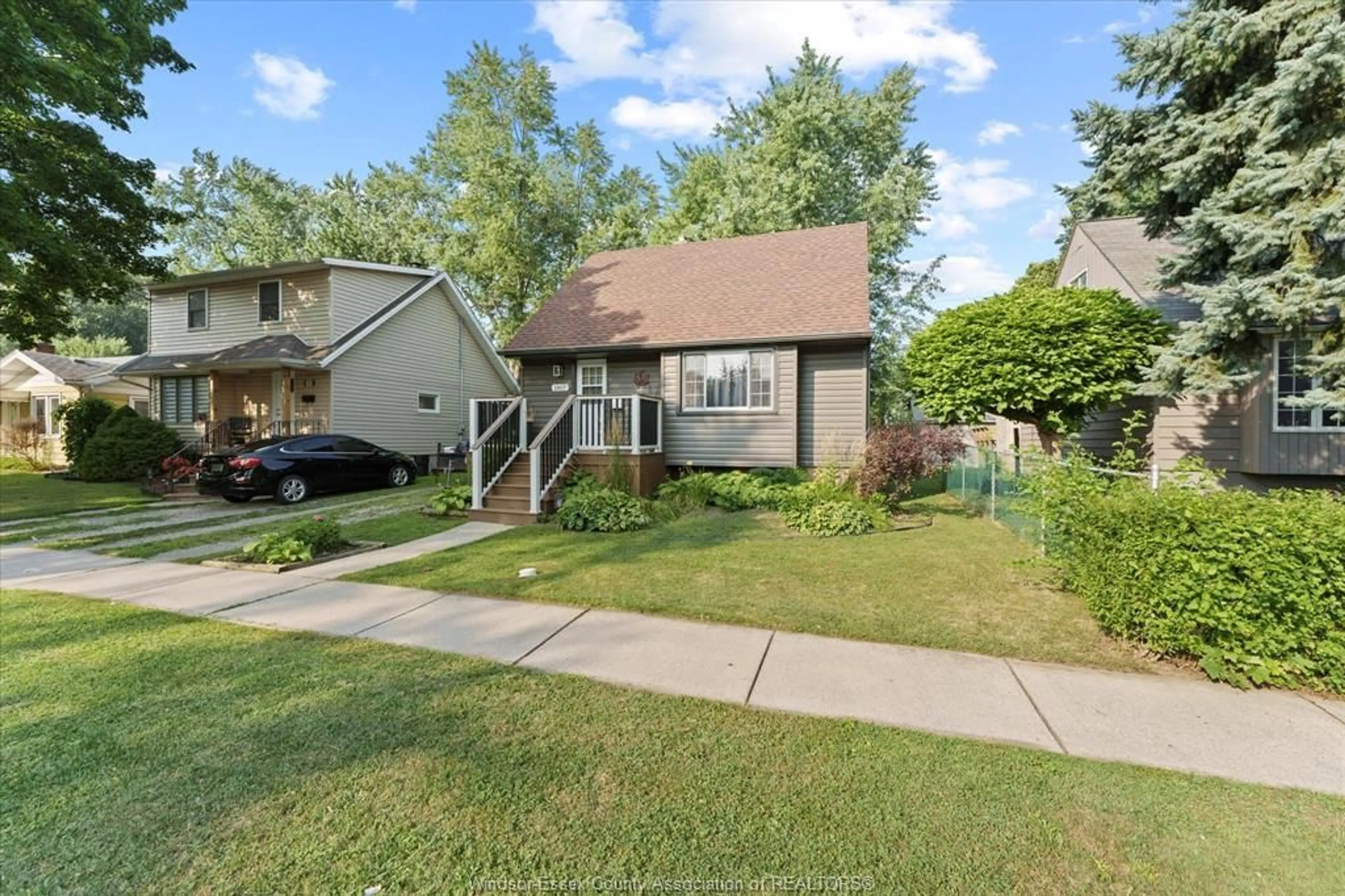 A pic from outside/outdoor area/front of a property/back of a property/a pic from drone, street for 1807 FRANCOIS, Windsor Ontario N8W 4S6