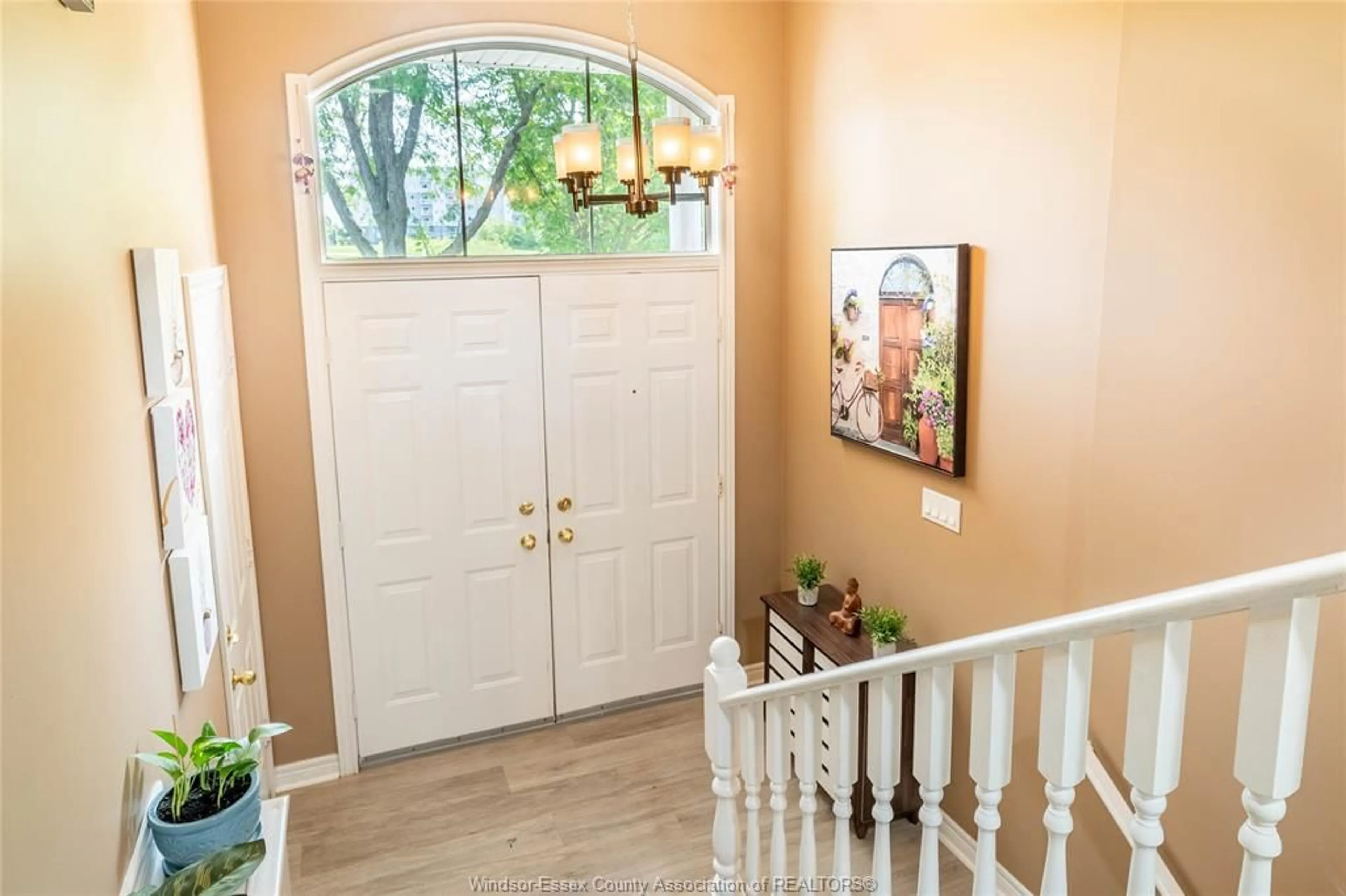 Indoor entryway for 1435 Chateau, Windsor Ontario N8P 1M2