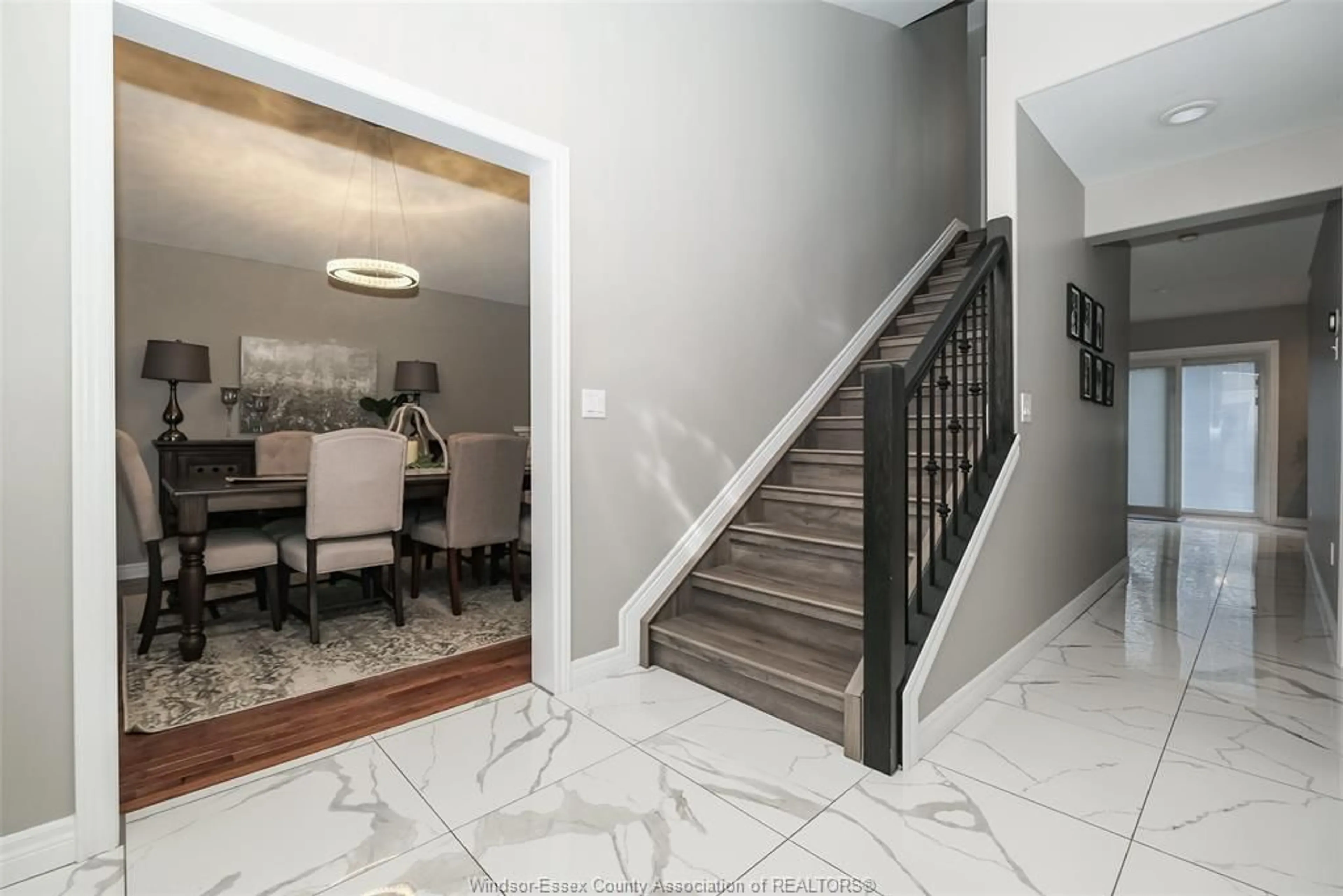 Indoor foyer for 1490 MONCK, LaSalle Ontario N9J 3A5