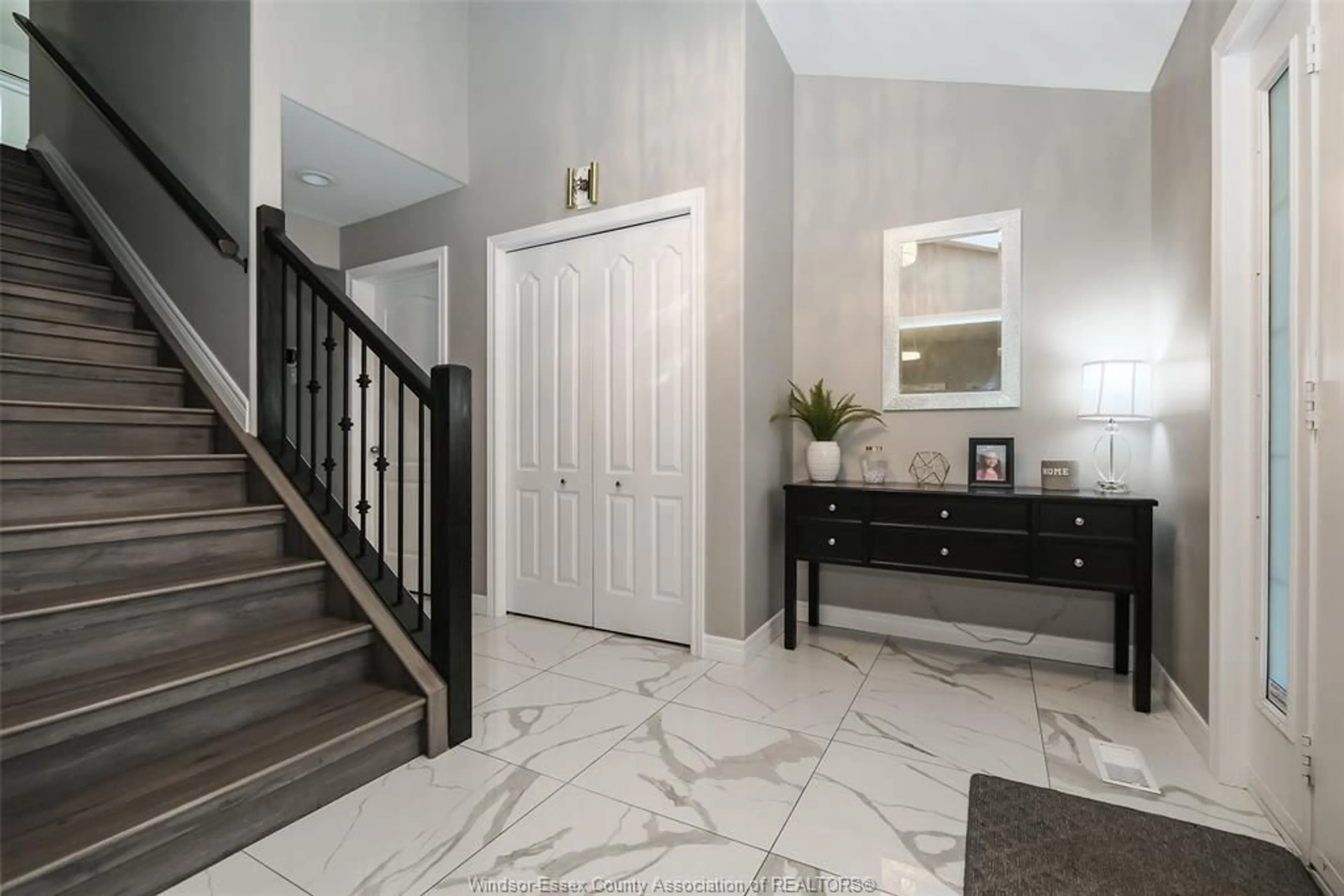 Indoor entryway for 1490 MONCK, LaSalle Ontario N9J 3A5