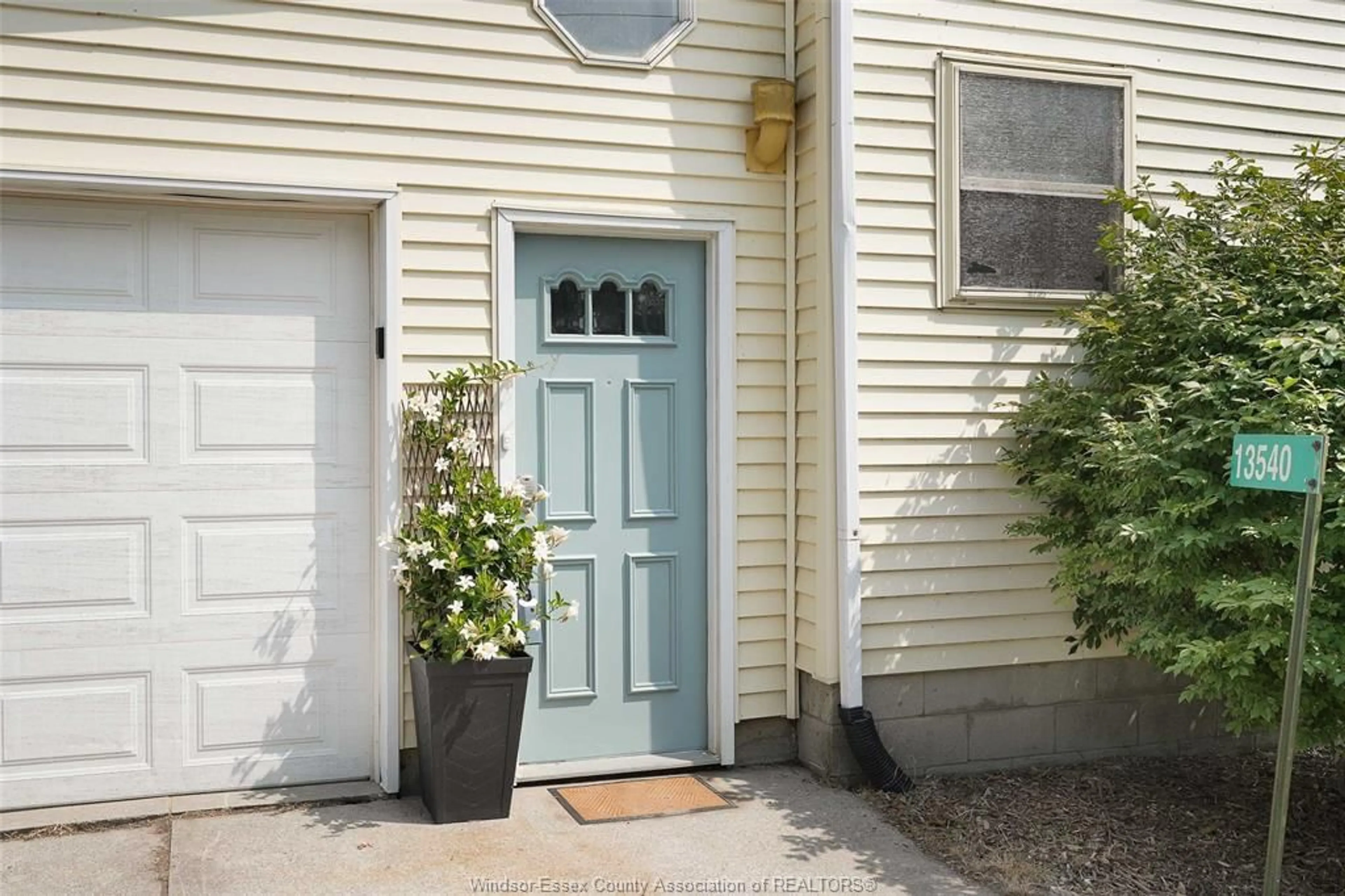 Indoor entryway for 13540 CRYSTAL BEACH Rd, Lakeshore Ontario N0P 2L0