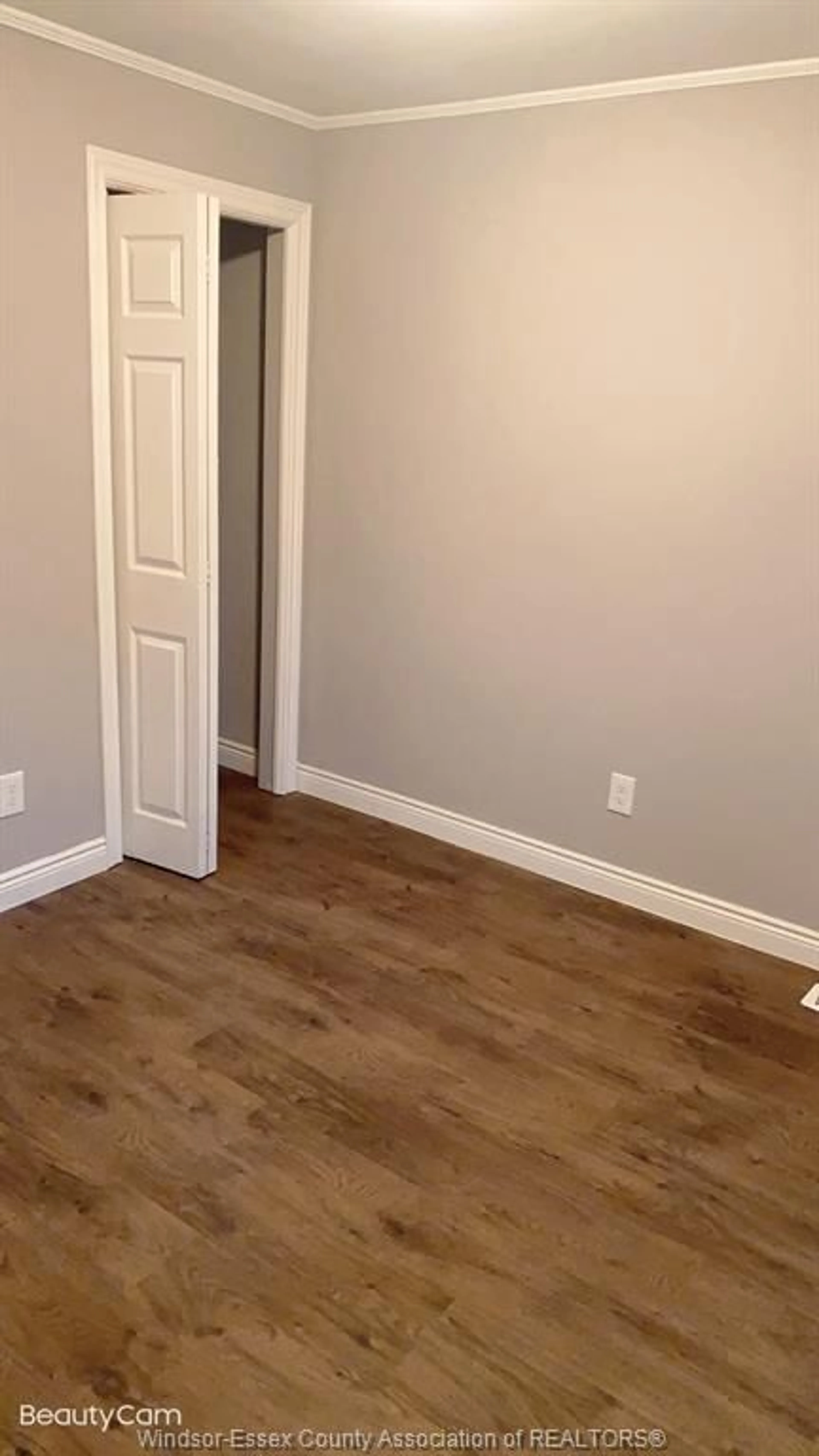 A pic of a room for 907 BRIDGE Ave, Windsor Ontario N9B 1M9
