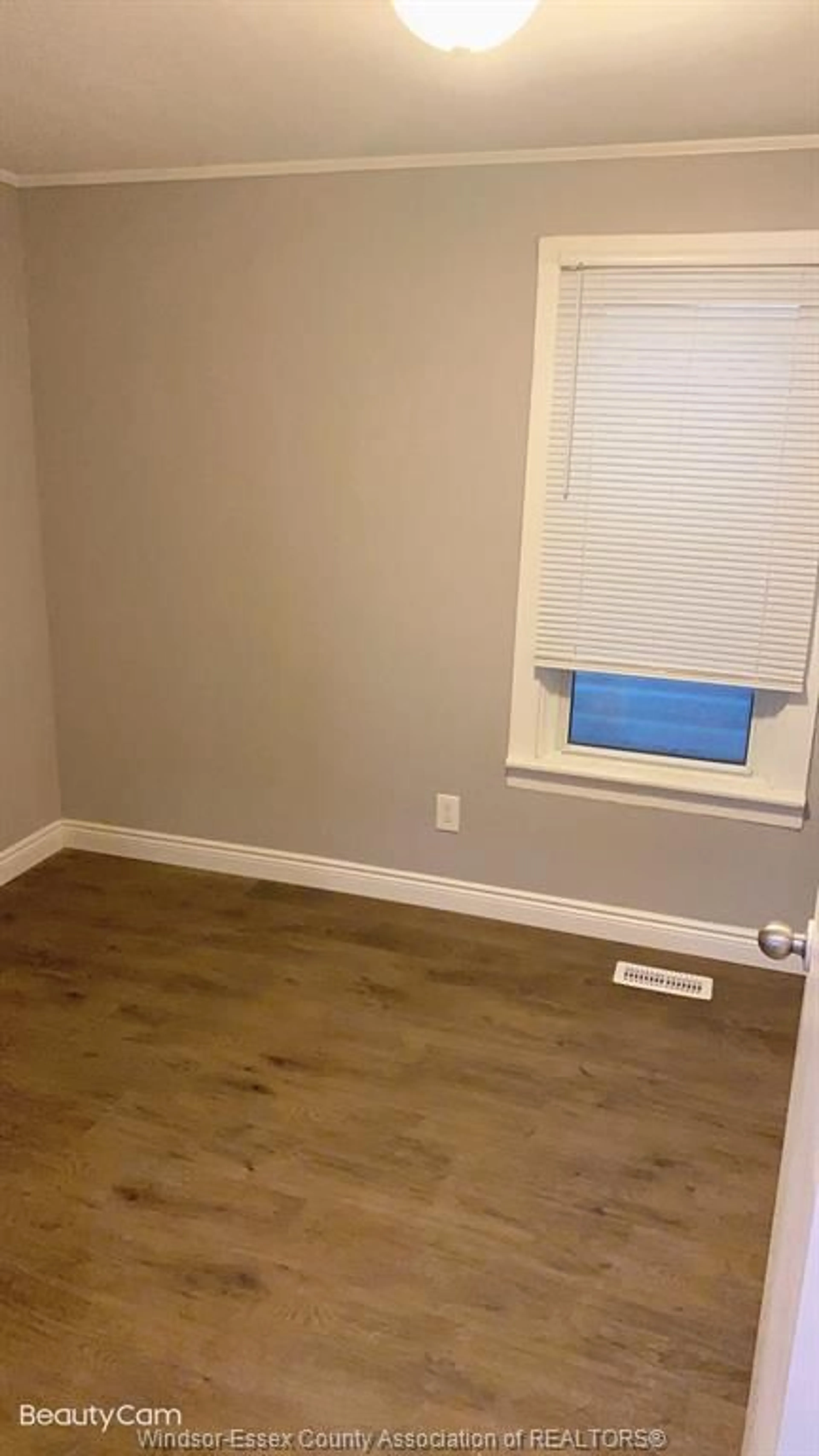 A pic of a room for 907 BRIDGE Ave, Windsor Ontario N9B 1M9