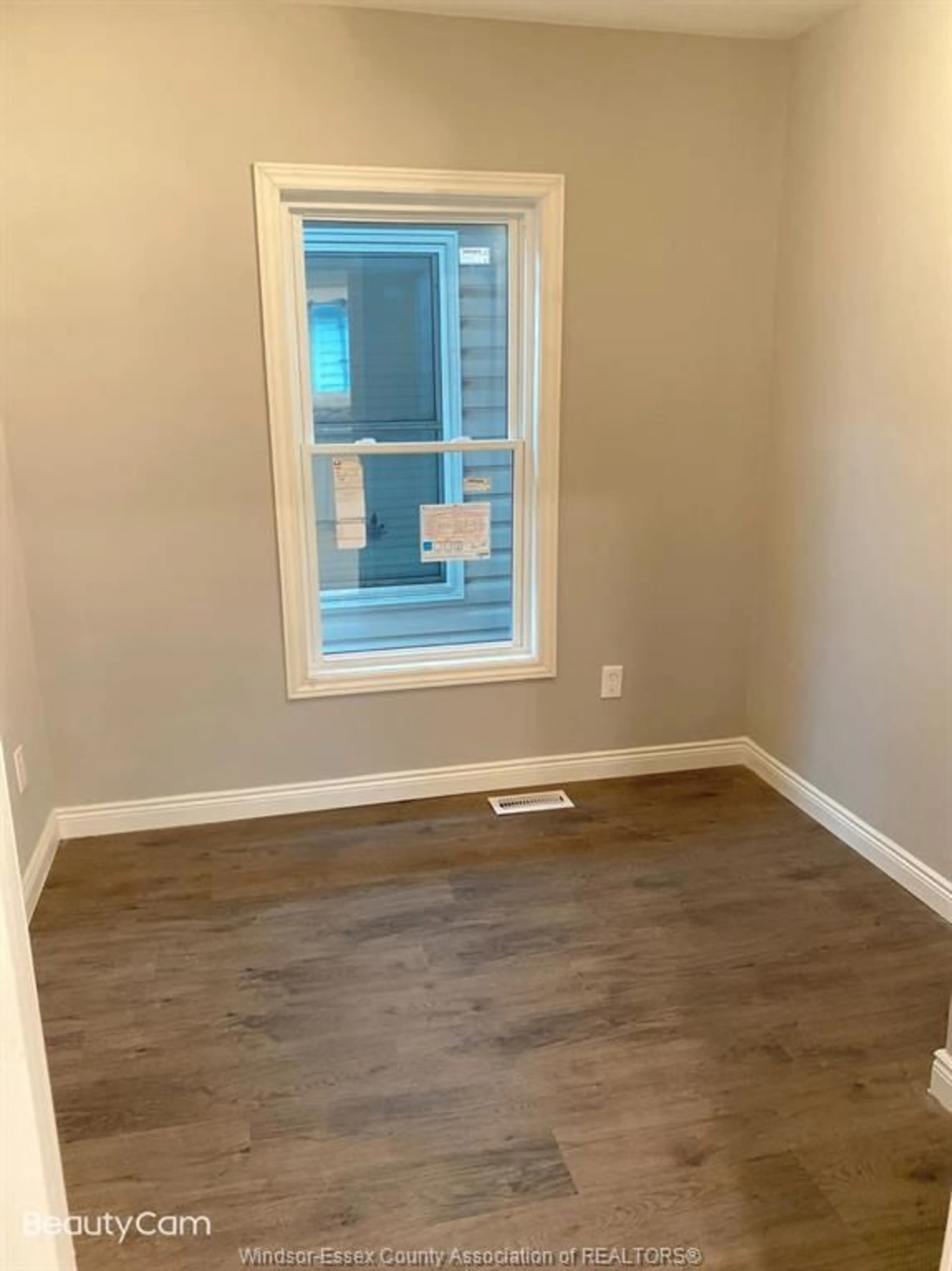 A pic of a room for 907 BRIDGE Ave, Windsor Ontario N9B 1M9