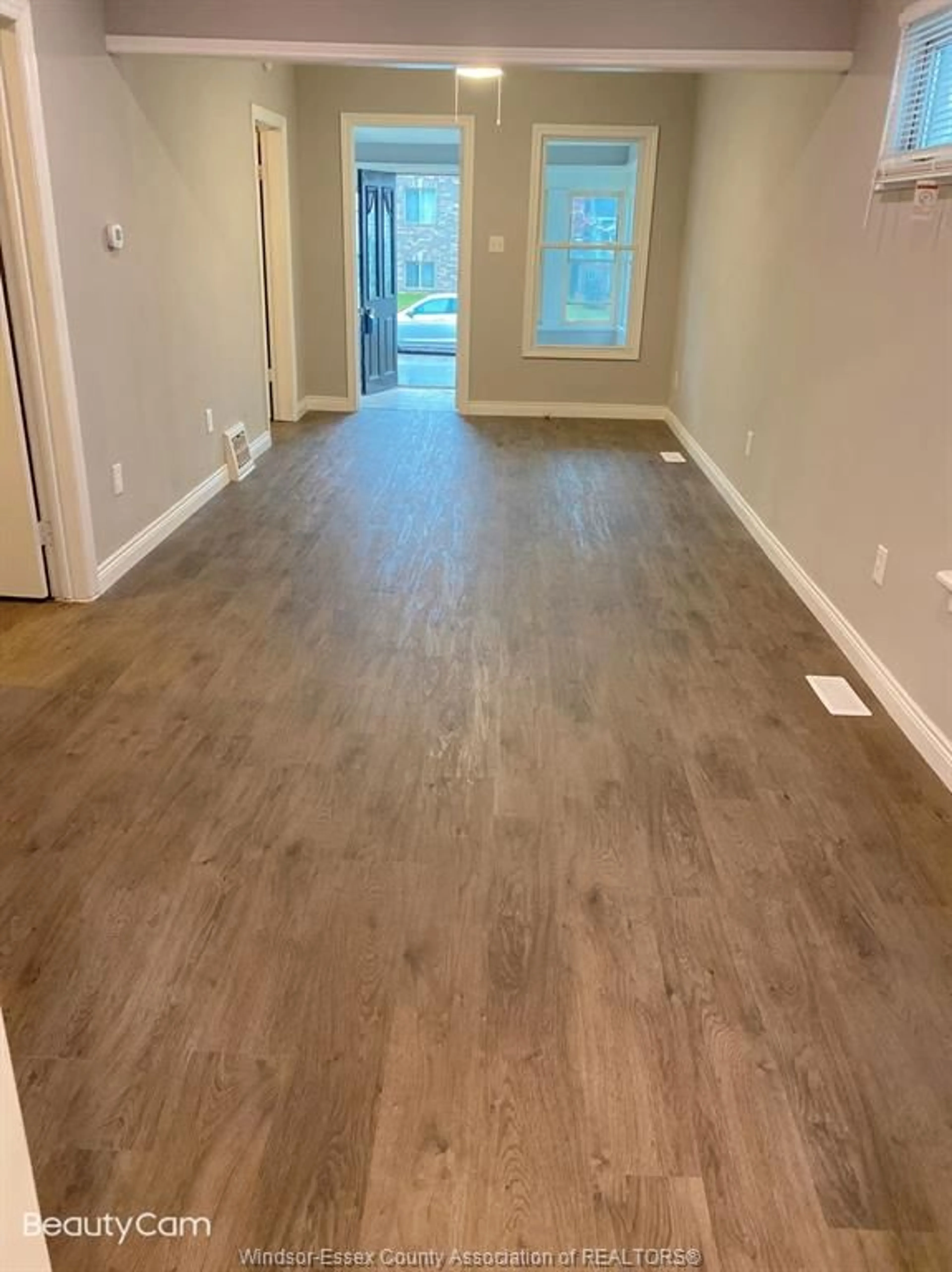 A pic of a room for 907 BRIDGE Ave, Windsor Ontario N9B 1M9