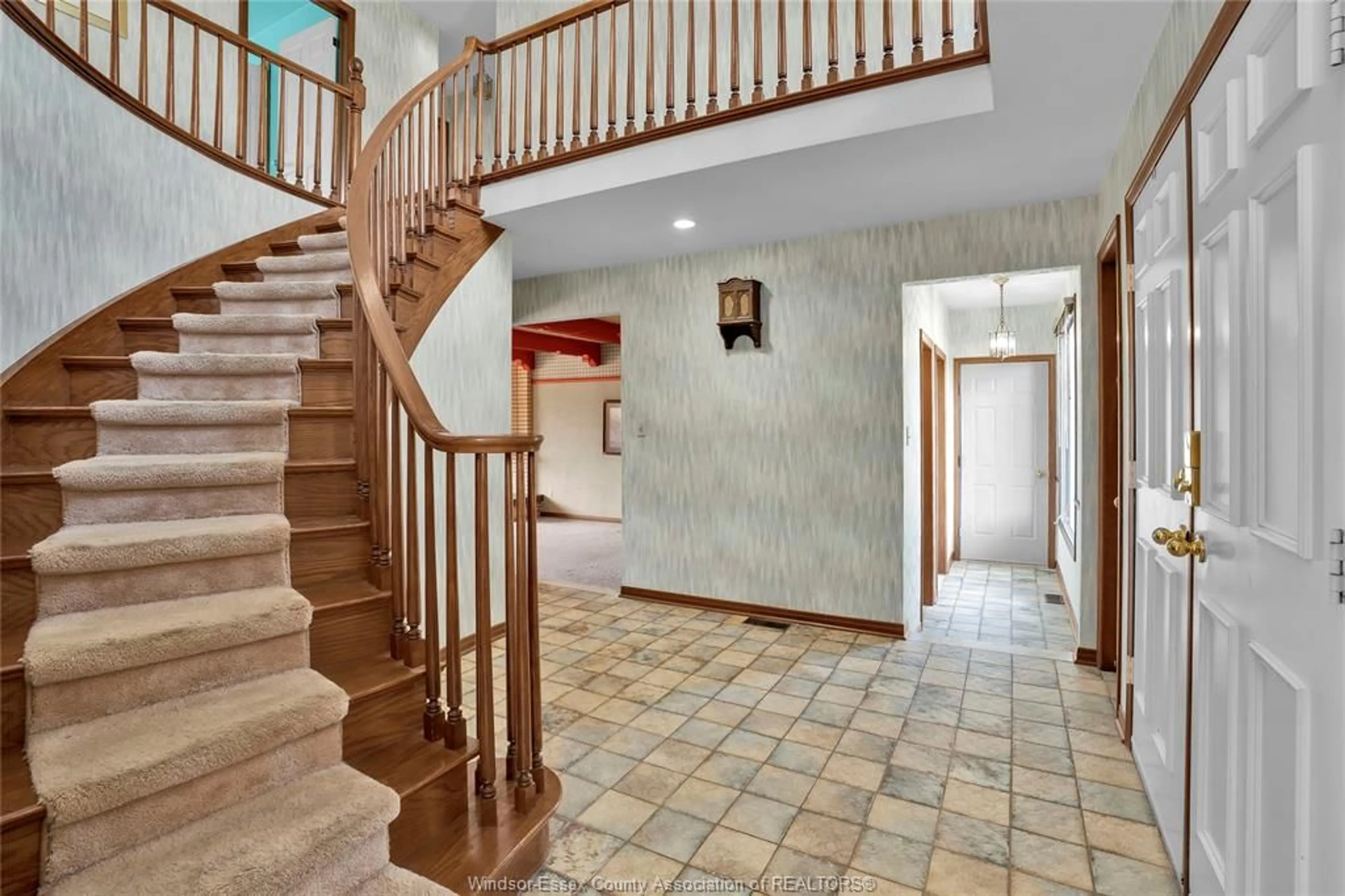 Indoor foyer for 2810 BOUFFARD, LaSalle Ontario N9H 1W5