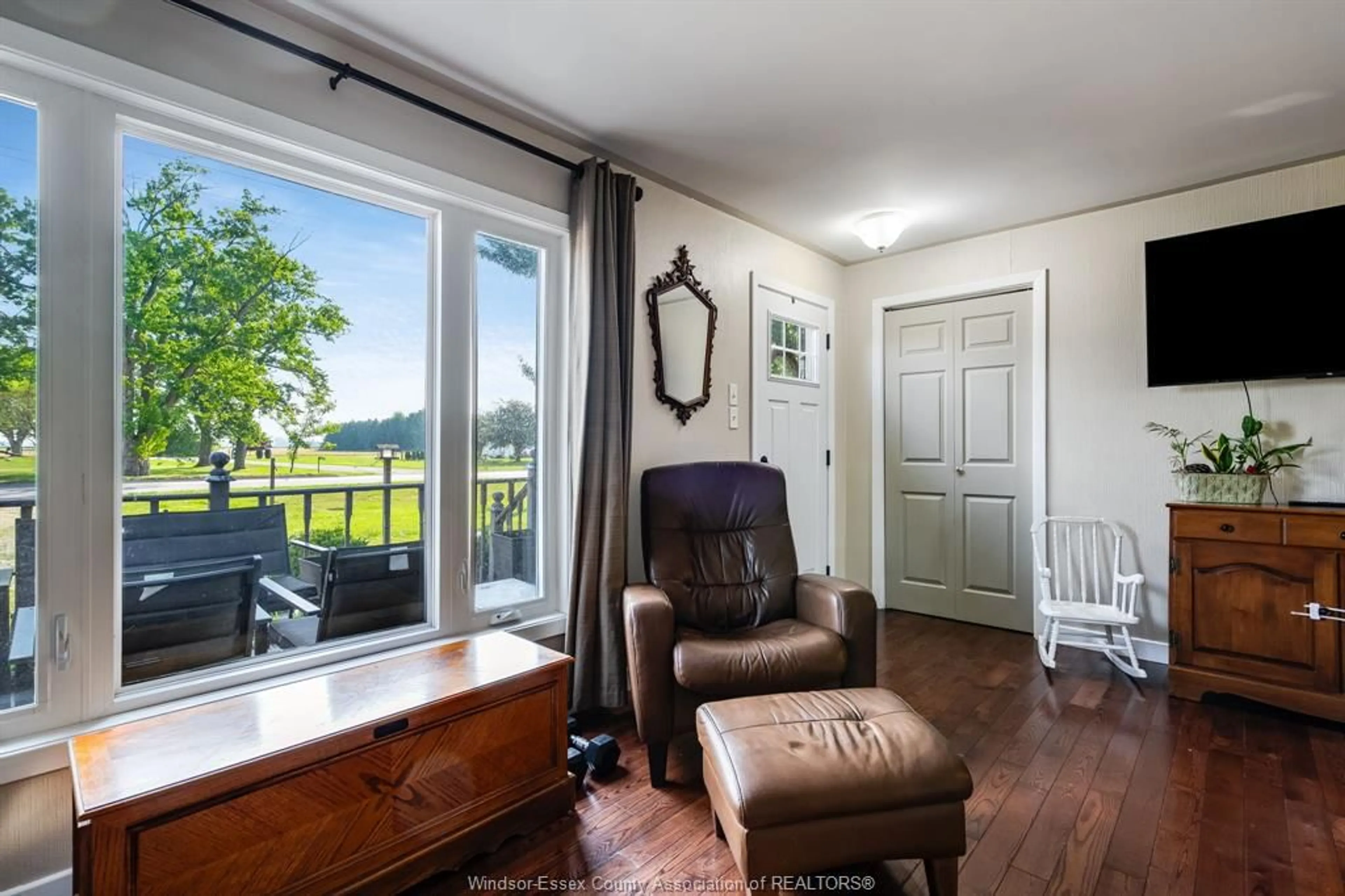 Living room with furniture, wood/laminate floor for 22644 MERLIN RD, Merlin Ontario N0P 1W0