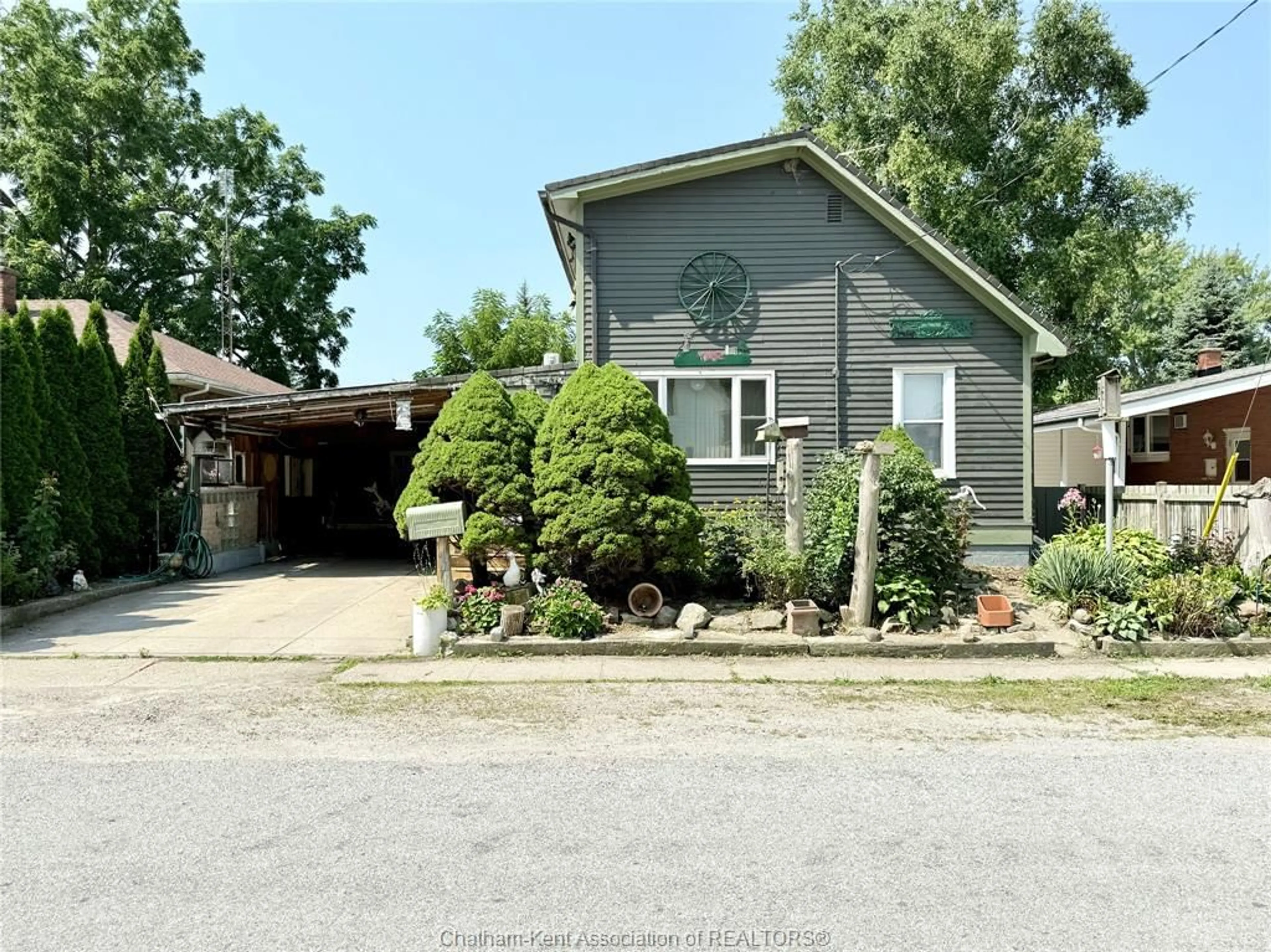 A pic from outside/outdoor area/front of a property/back of a property/a pic from drone, street for 419 EMILY St, Wallaceburg Ontario N8A 4K4