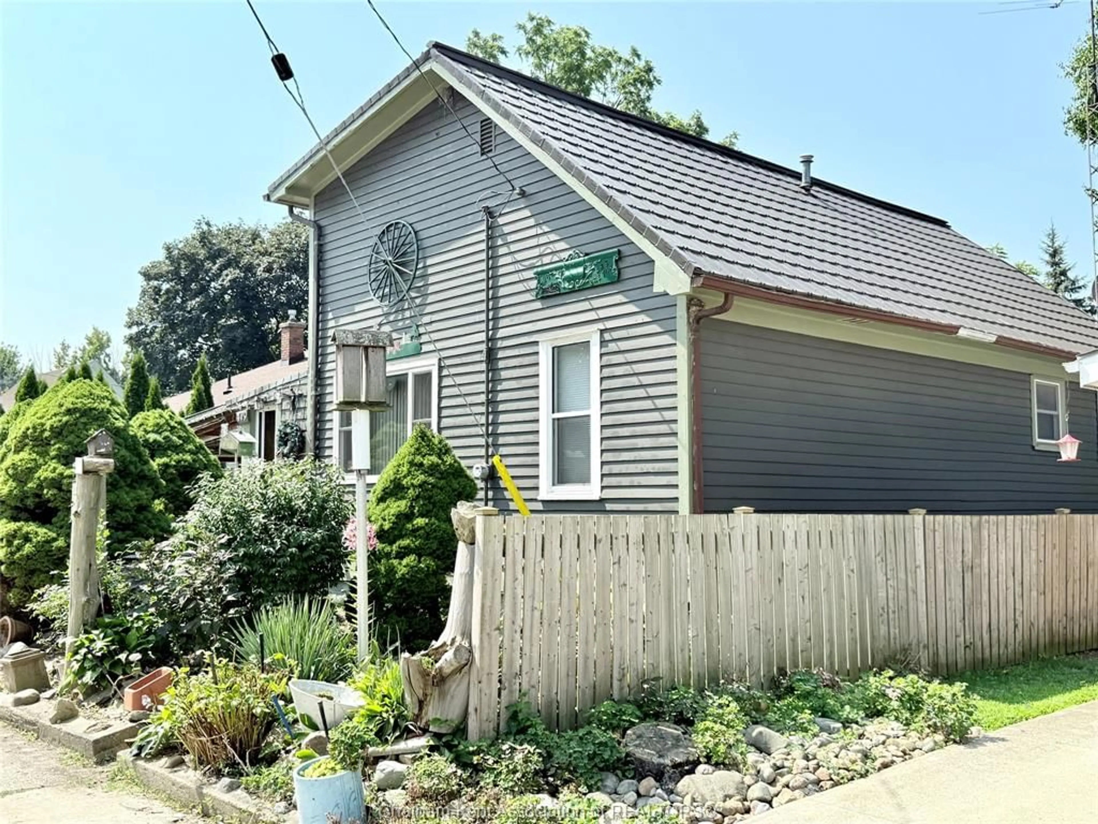 Home with vinyl exterior material, street for 419 EMILY St, Wallaceburg Ontario N8A 4K4