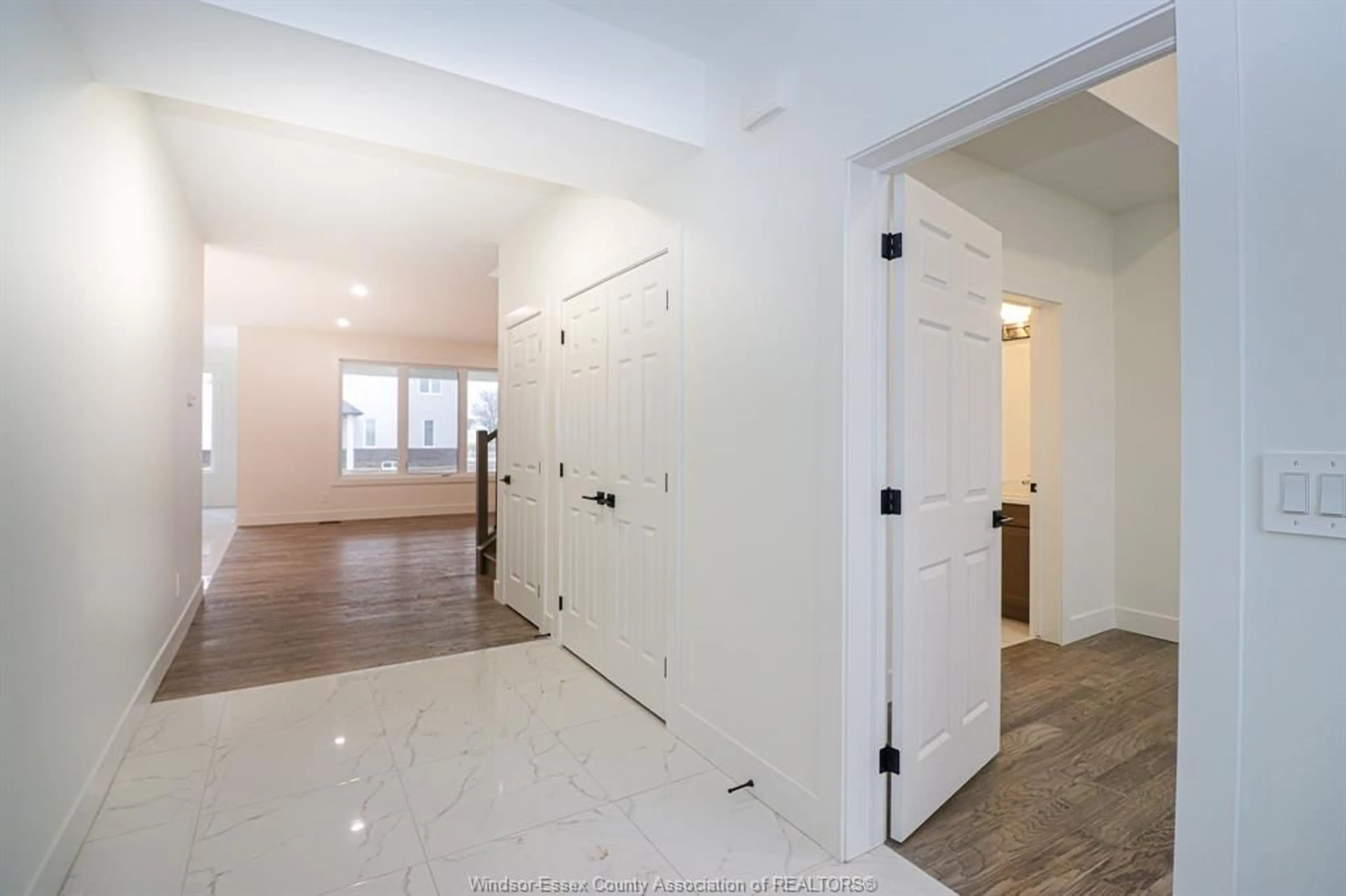 Indoor entryway for 2588 MAYFAIR, LaSalle Ontario N9J 2M6