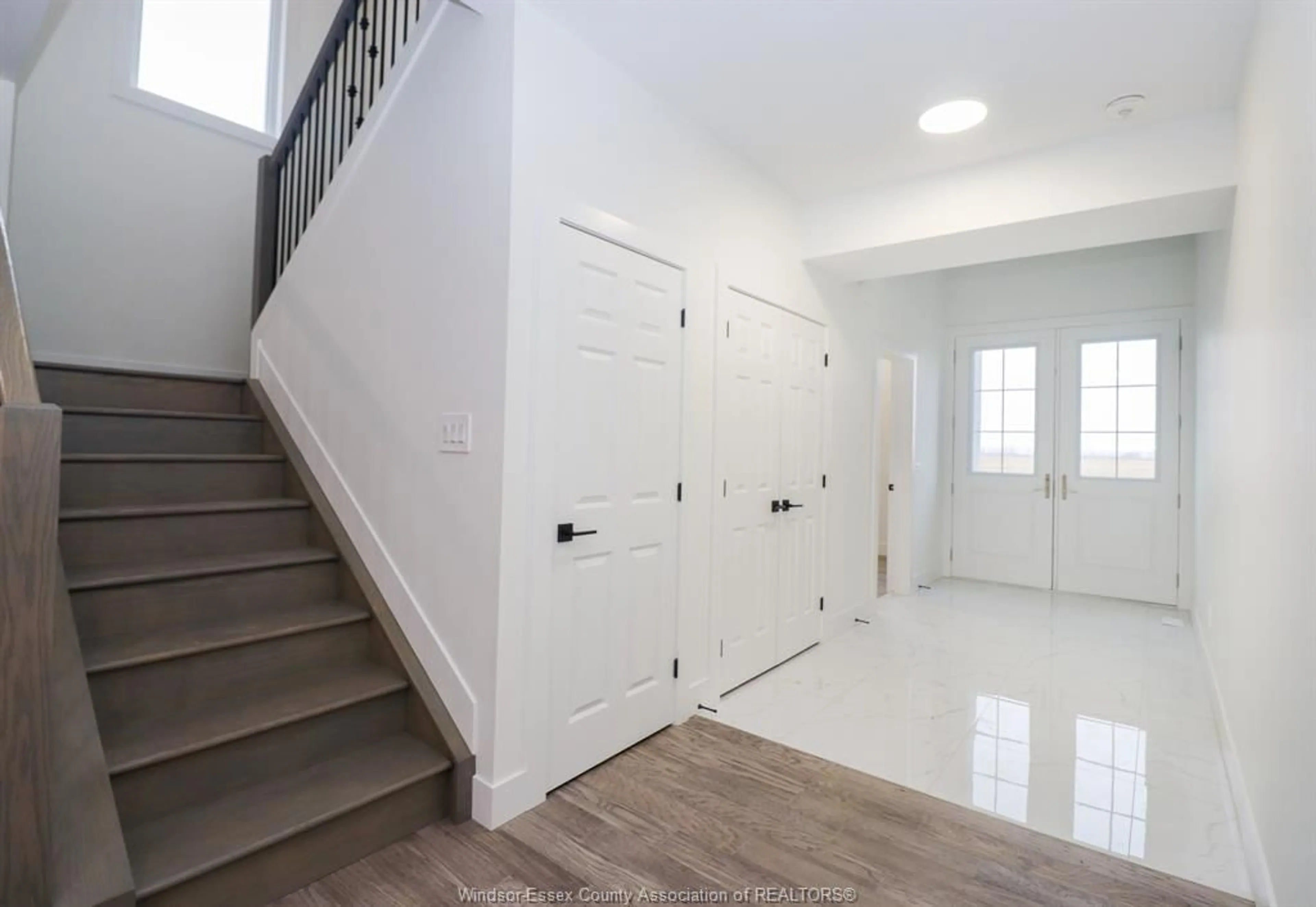 Indoor entryway for 2588 MAYFAIR, LaSalle Ontario N9J 2M6