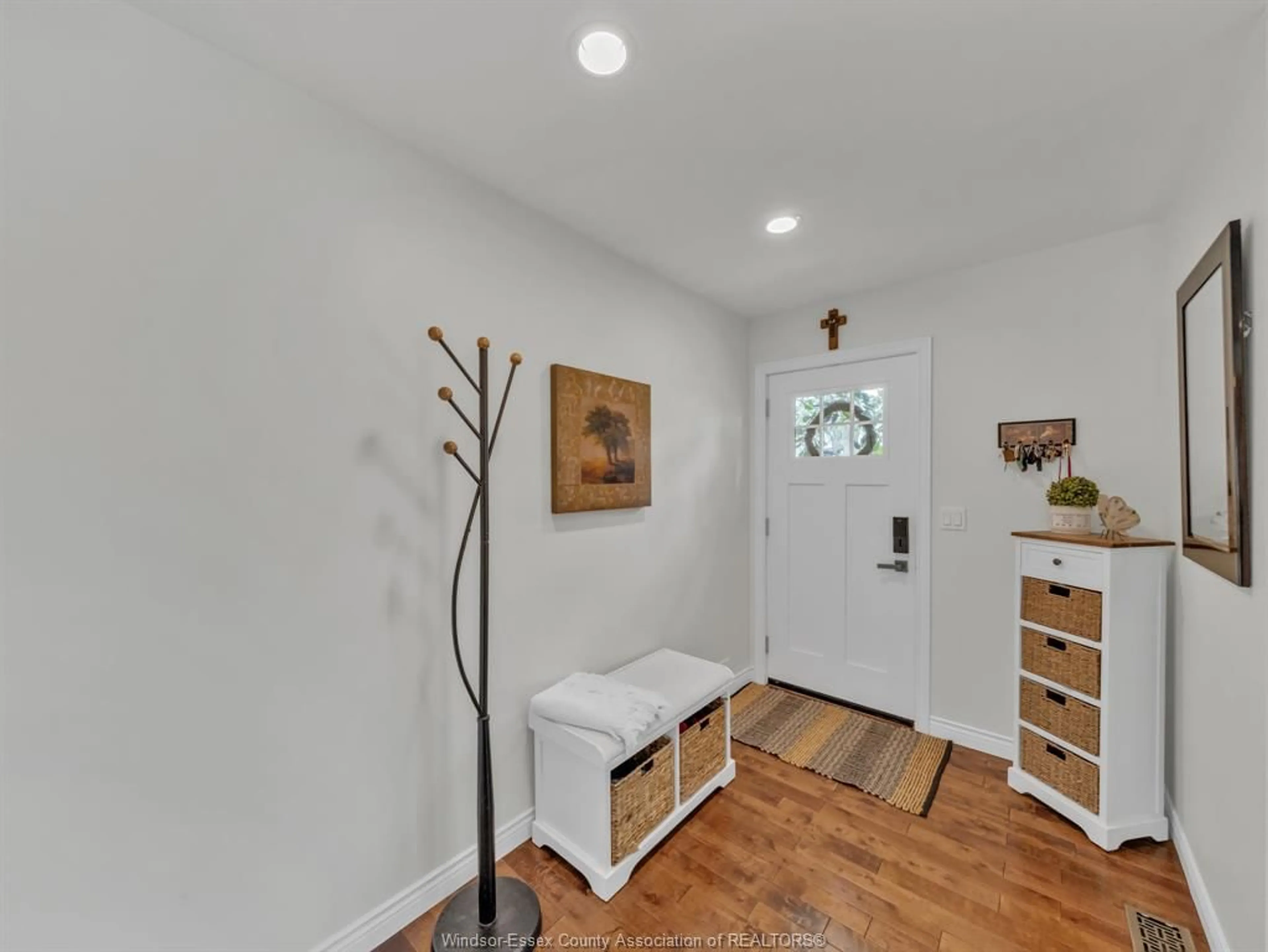 Indoor entryway for 4345 PLEASANT Pl, Windsor Ontario N8Y 2E9