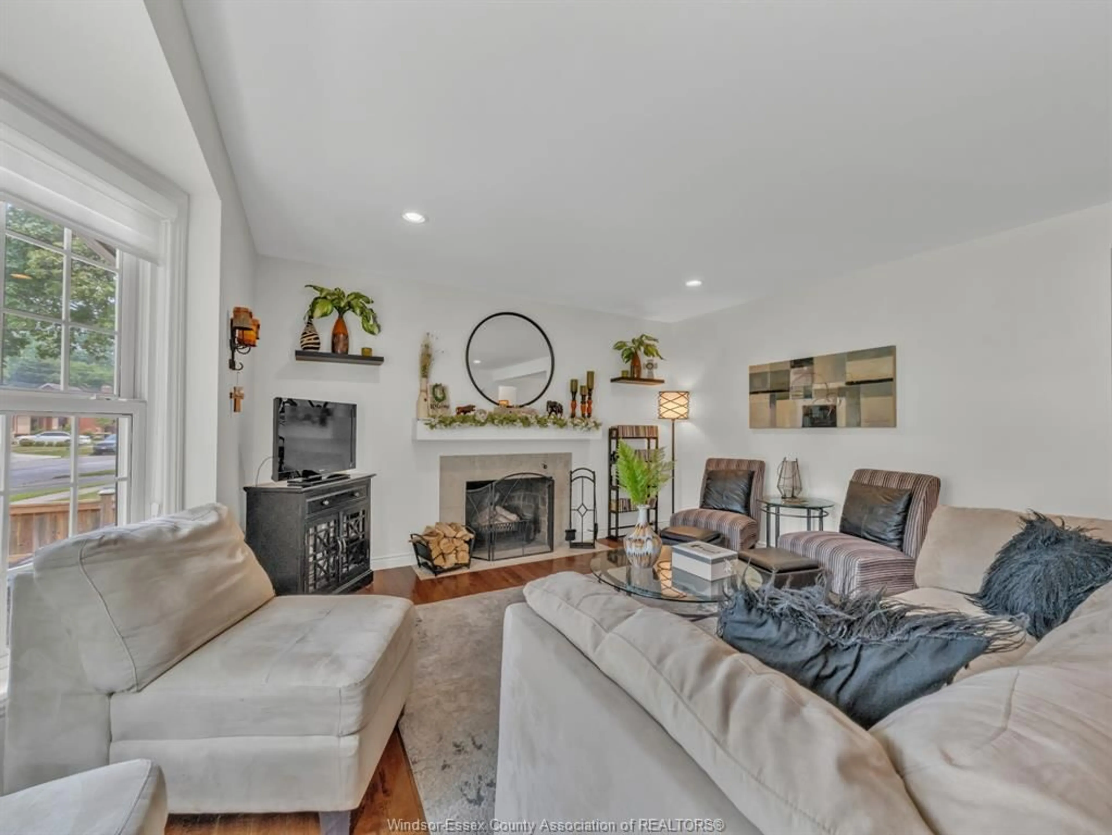 Living room with furniture, unknown for 4345 PLEASANT Pl, Windsor Ontario N8Y 2E9