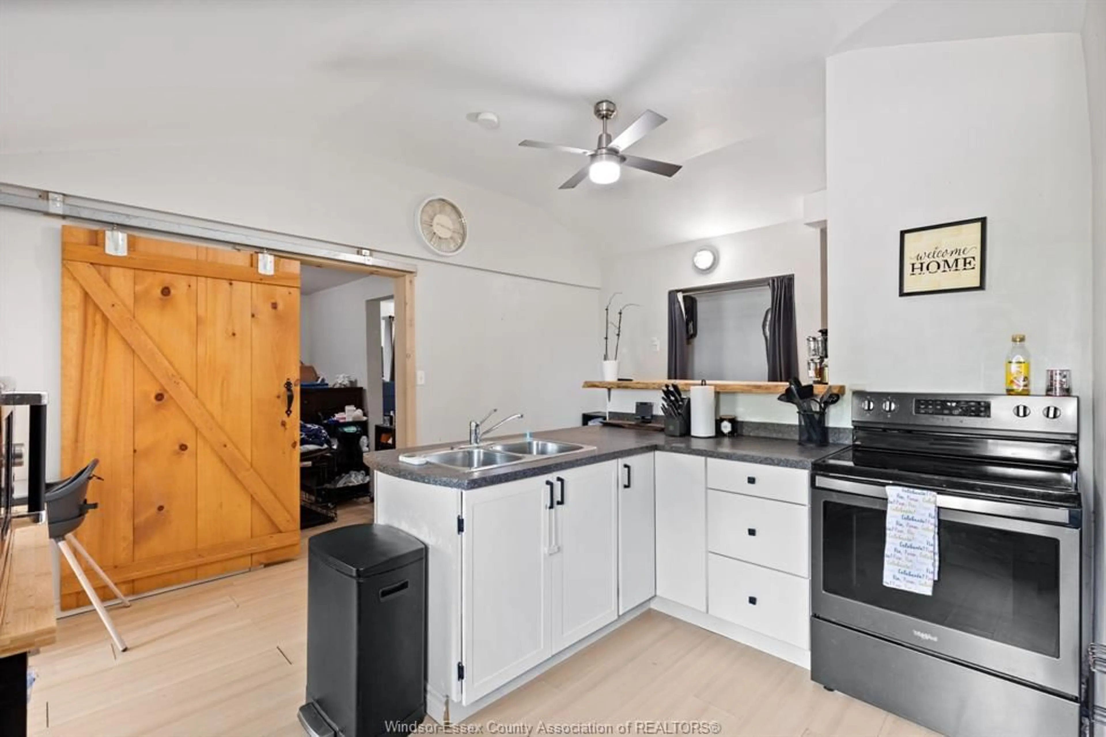 Standard kitchen, ceramic/tile floor for 976 WATERS BEACH, Harrow Ontario N0R 1G0