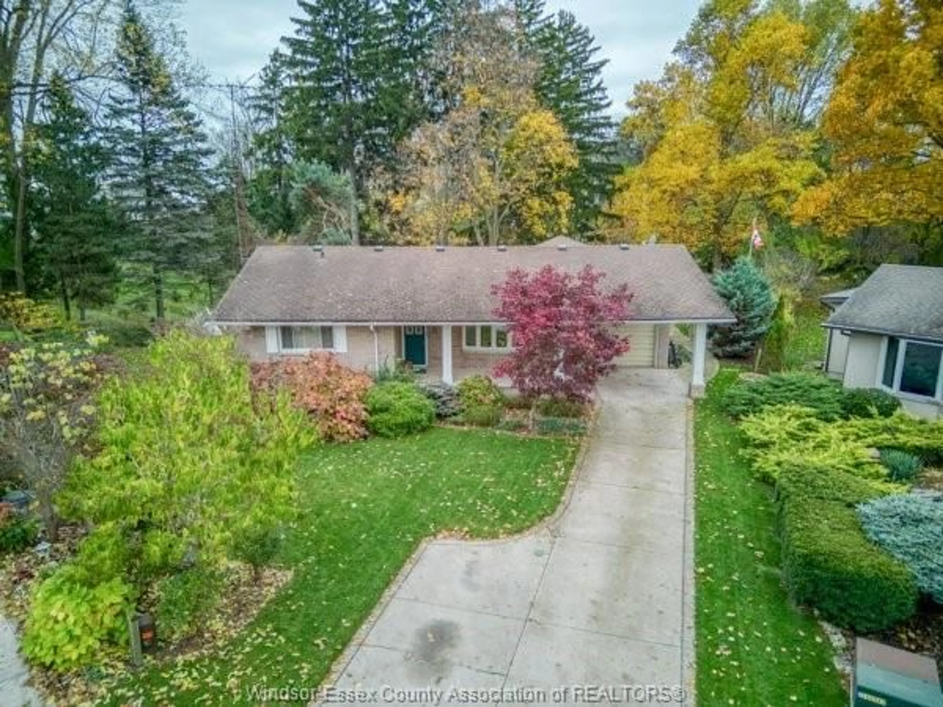 A pic from outside/outdoor area/front of a property/back of a property/a pic from drone, street for 331 BAYVIEW Cres, Kingsville Ontario N9Y 2J6