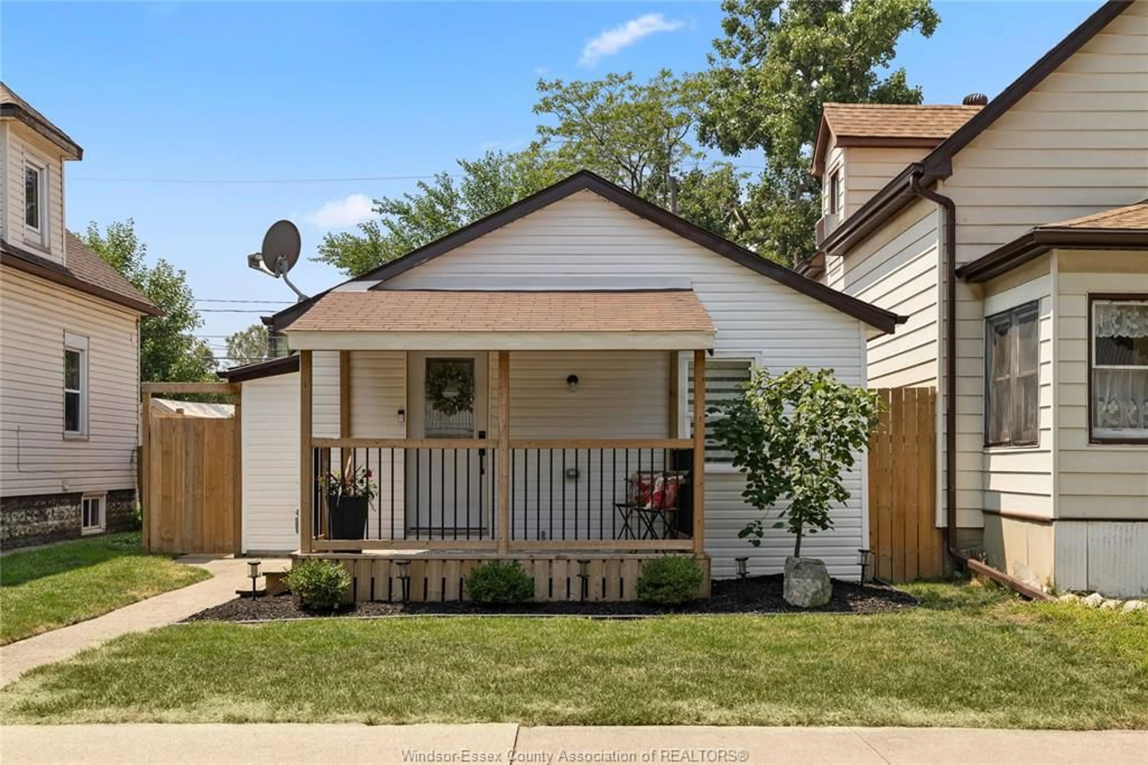 Home with vinyl exterior material, street for 1035 HENRY FORD CENTER, Windsor Ontario N8W 2T4