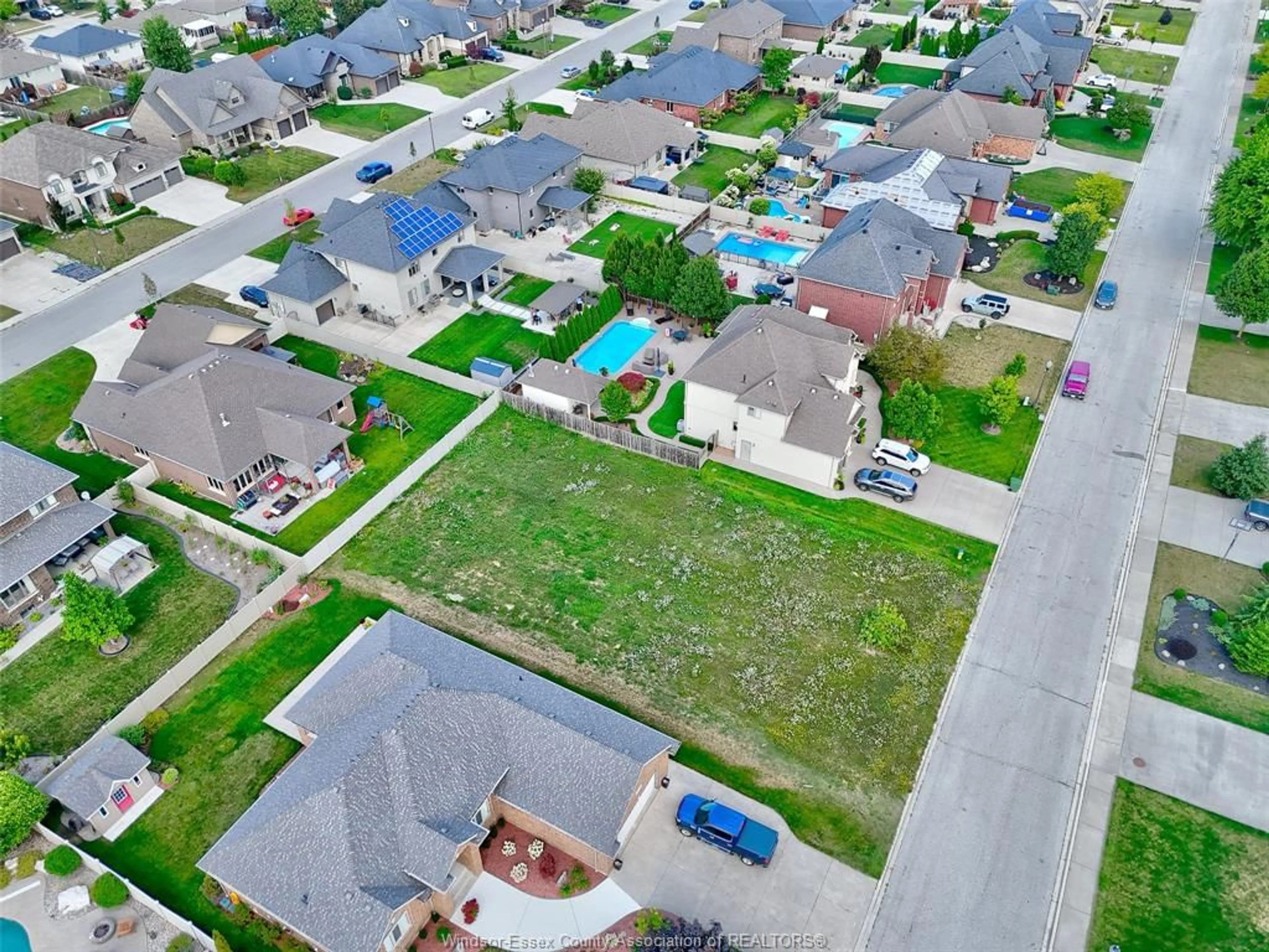 A pic from outside/outdoor area/front of a property/back of a property/a pic from drone, street for 1076 REGENCY Cres, Lakeshore Ontario N8L 0W1
