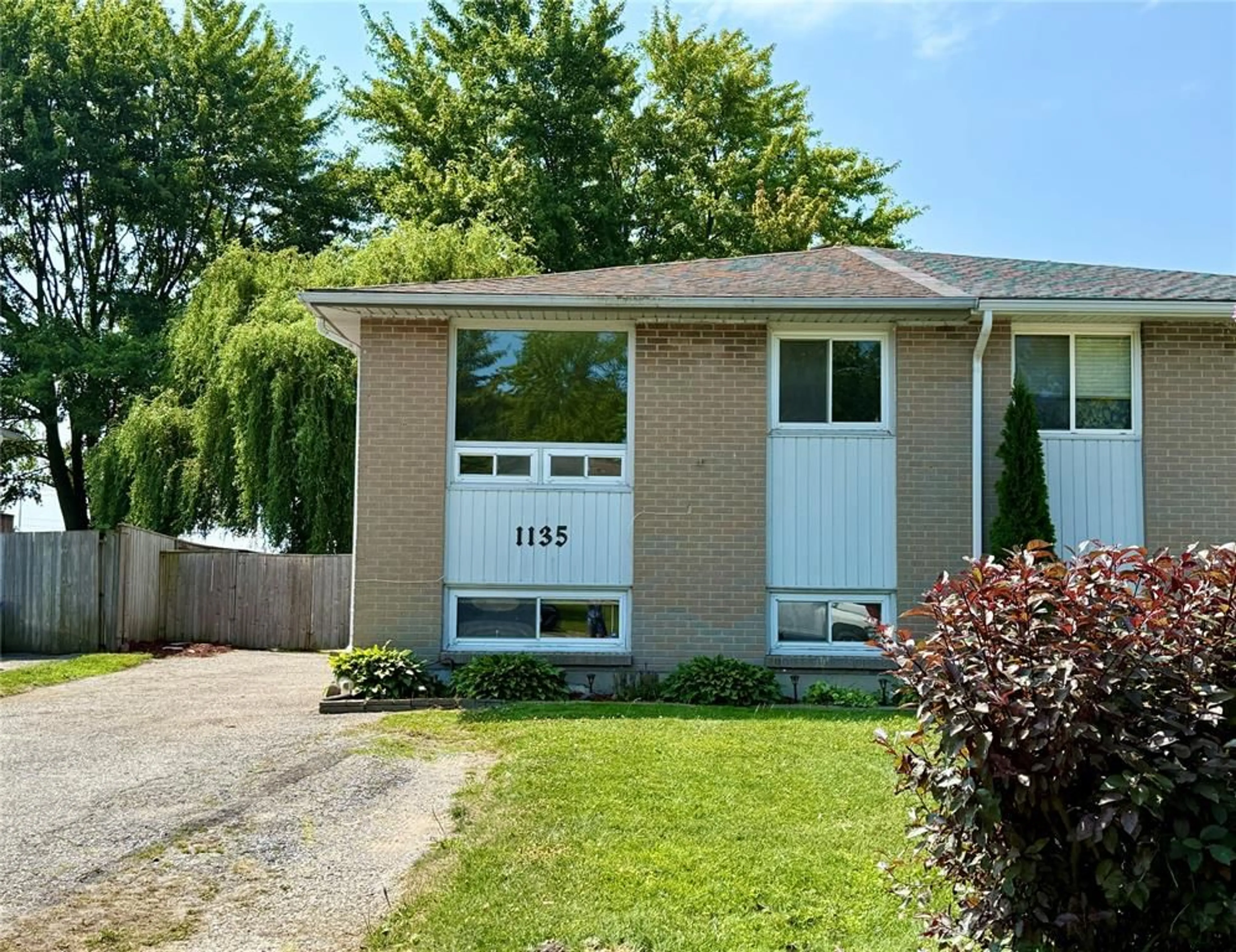 Home with vinyl exterior material, street for 1135 OVERLEA Cres, Sarnia Ontario N7S 4E6