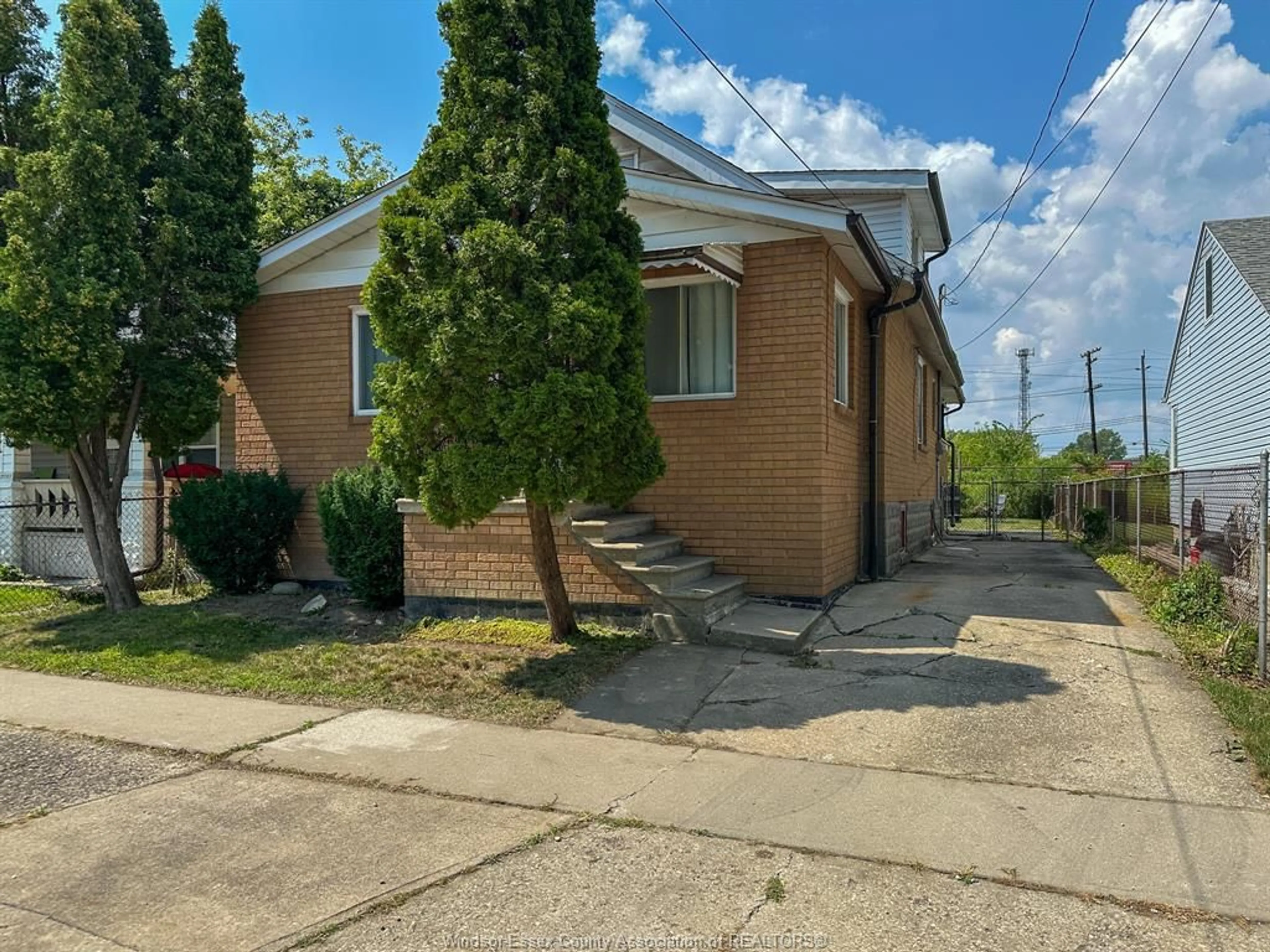 A pic from outside/outdoor area/front of a property/back of a property/a pic from drone, street for 2159 BRUCE, Windsor Ontario N8X 1Y4
