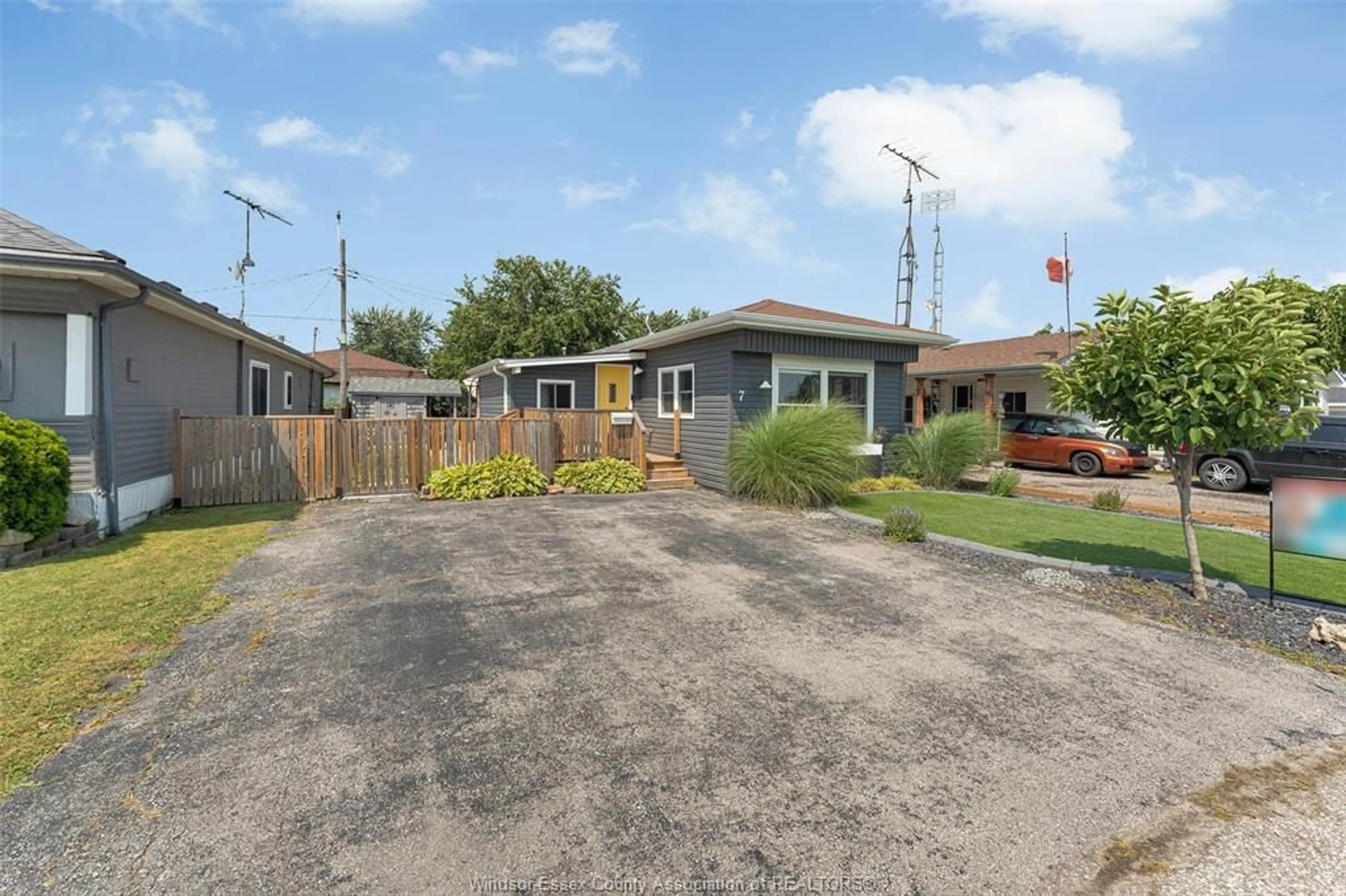 A pic from outside/outdoor area/front of a property/back of a property/a pic from drone, street for 7 LINDA, Lakeshore Ontario N8N 2P4