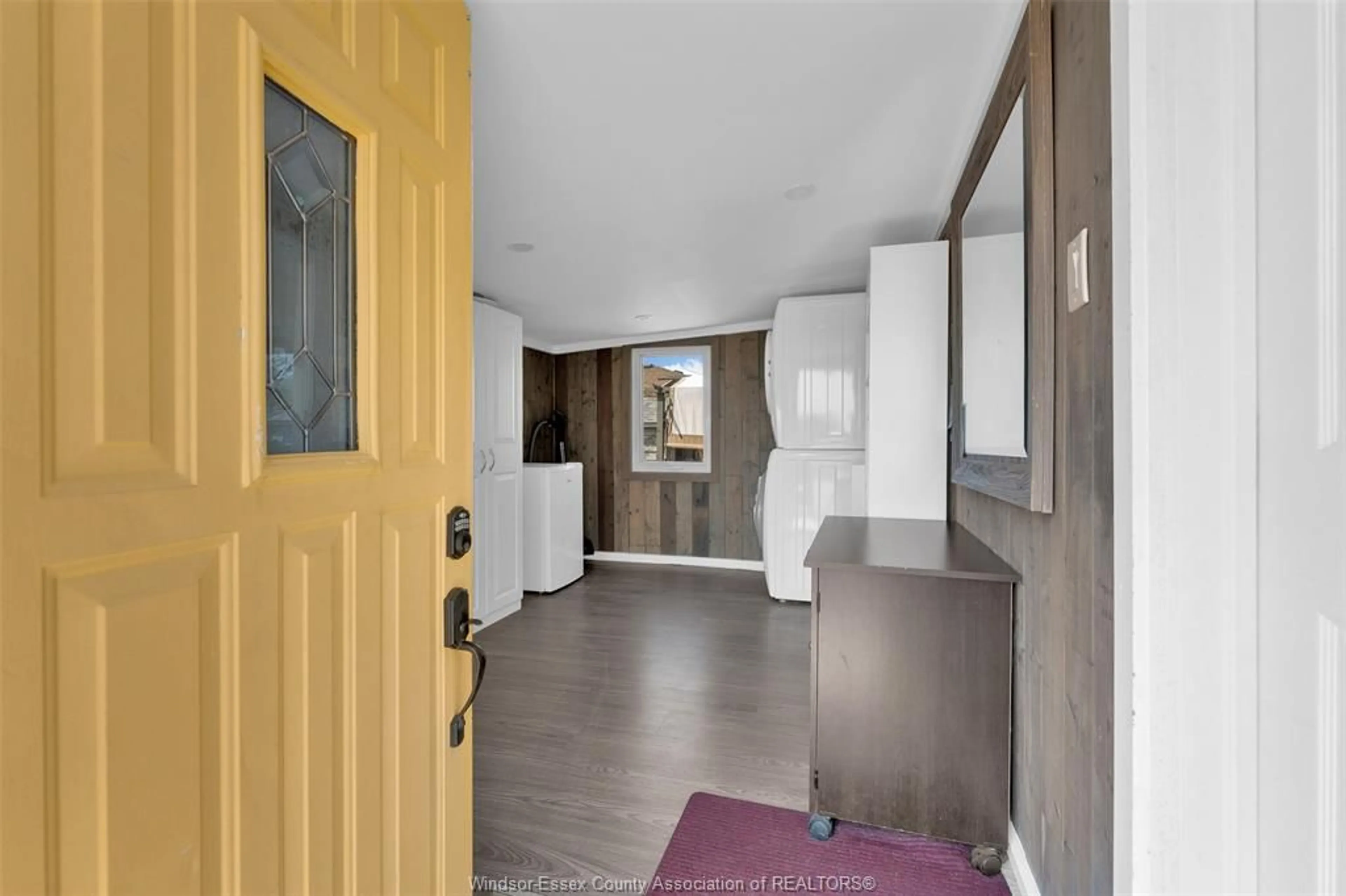 Indoor entryway for 7 LINDA, Lakeshore Ontario N8N 2P4