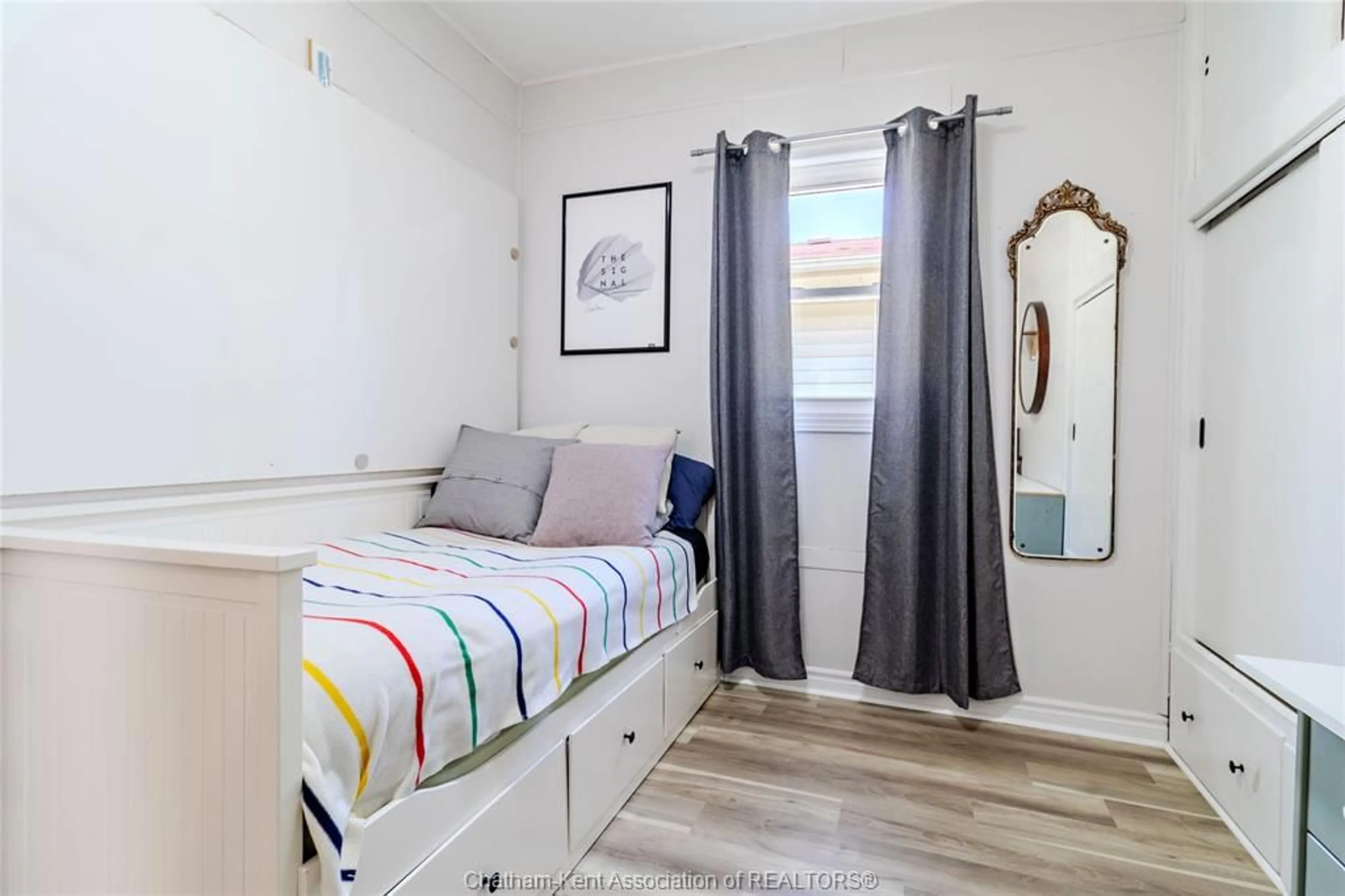 Bedroom with bed, wood/laminate floor for 125 EDGAR St, Chatham Ontario N7M 1V6