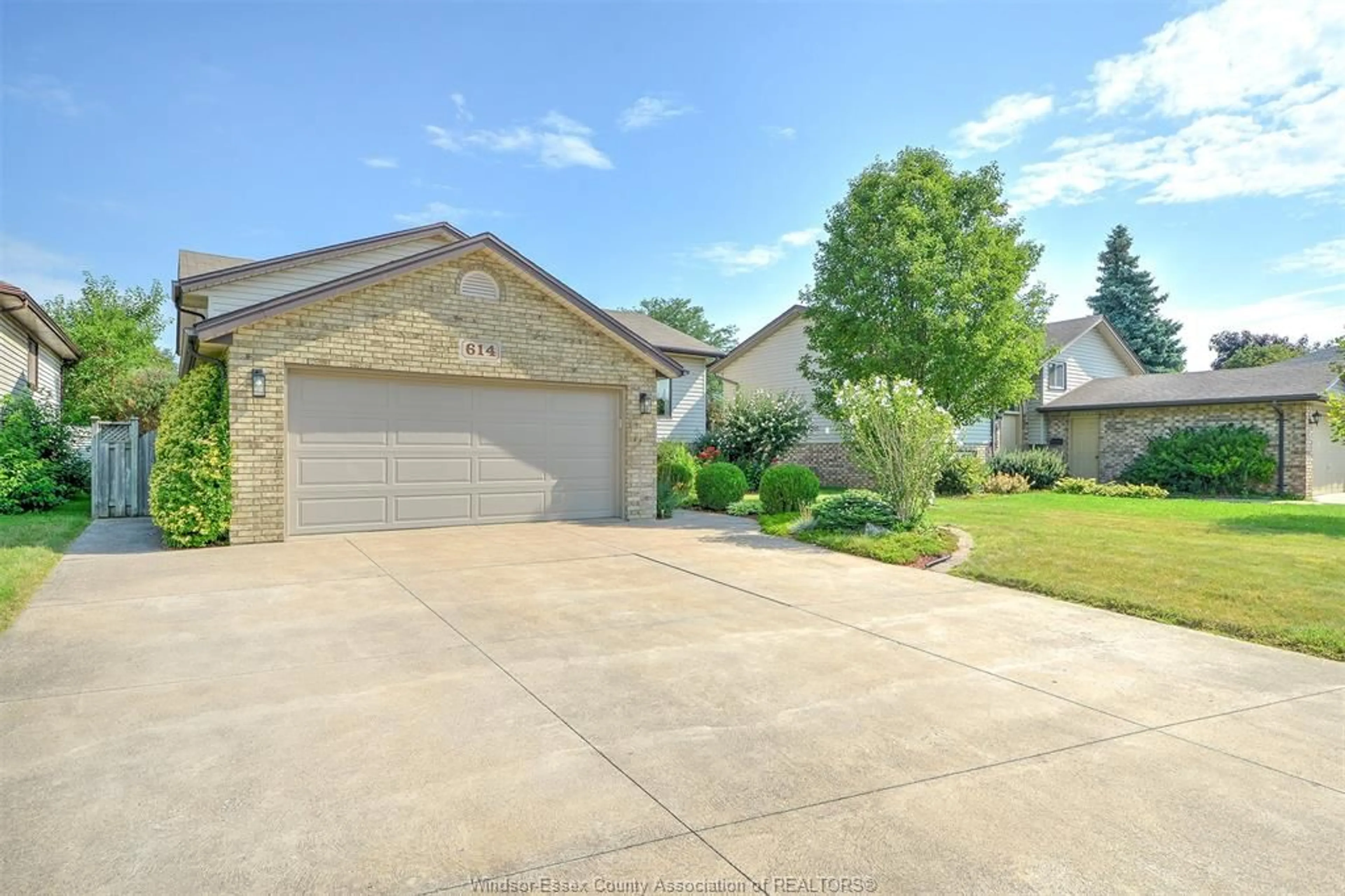 A pic from outside/outdoor area/front of a property/back of a property/a pic from drone, street for 614 RICHMOND St, Amherstburg Ontario N9V 2A5