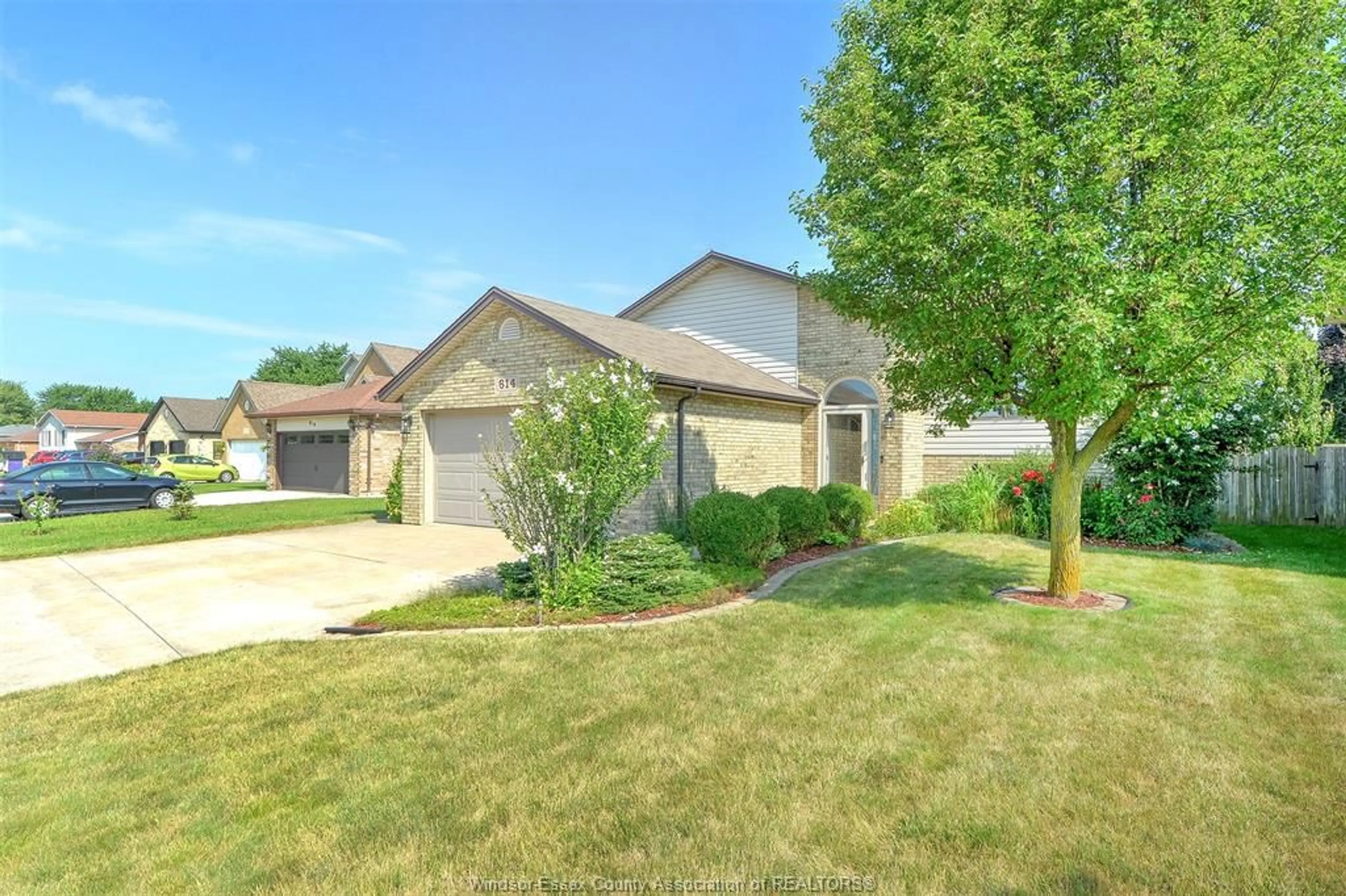 A pic from outside/outdoor area/front of a property/back of a property/a pic from drone, street for 614 RICHMOND St, Amherstburg Ontario N9V 2A5